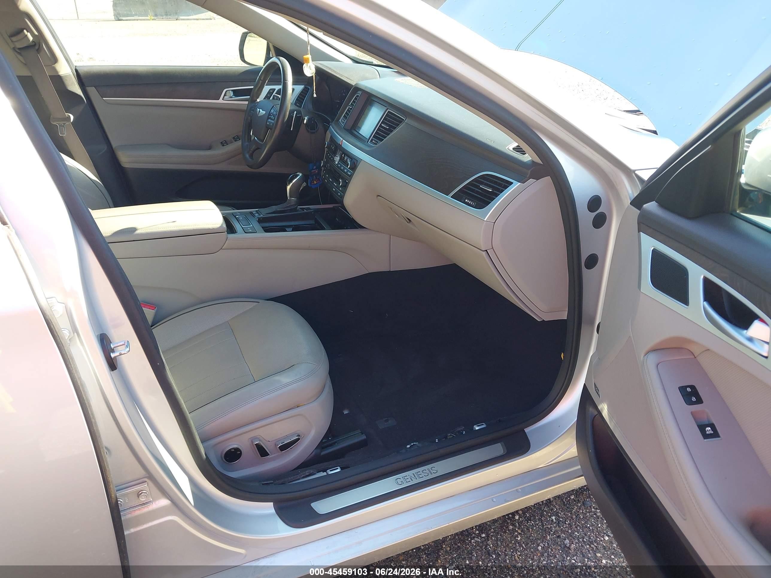 2015 Hyundai Genesis 5.0 Silver vin: KMHGN4JF6FU024357