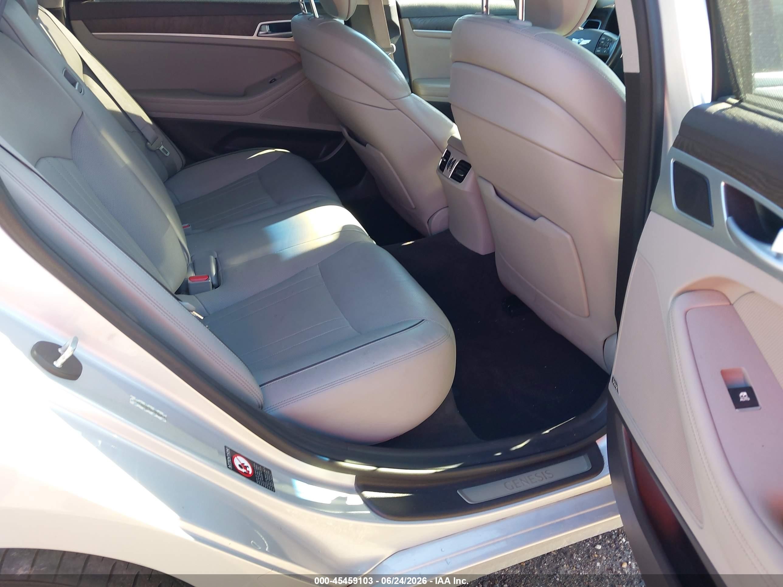 2015 Hyundai Genesis 5.0 Silver vin: KMHGN4JF6FU024357