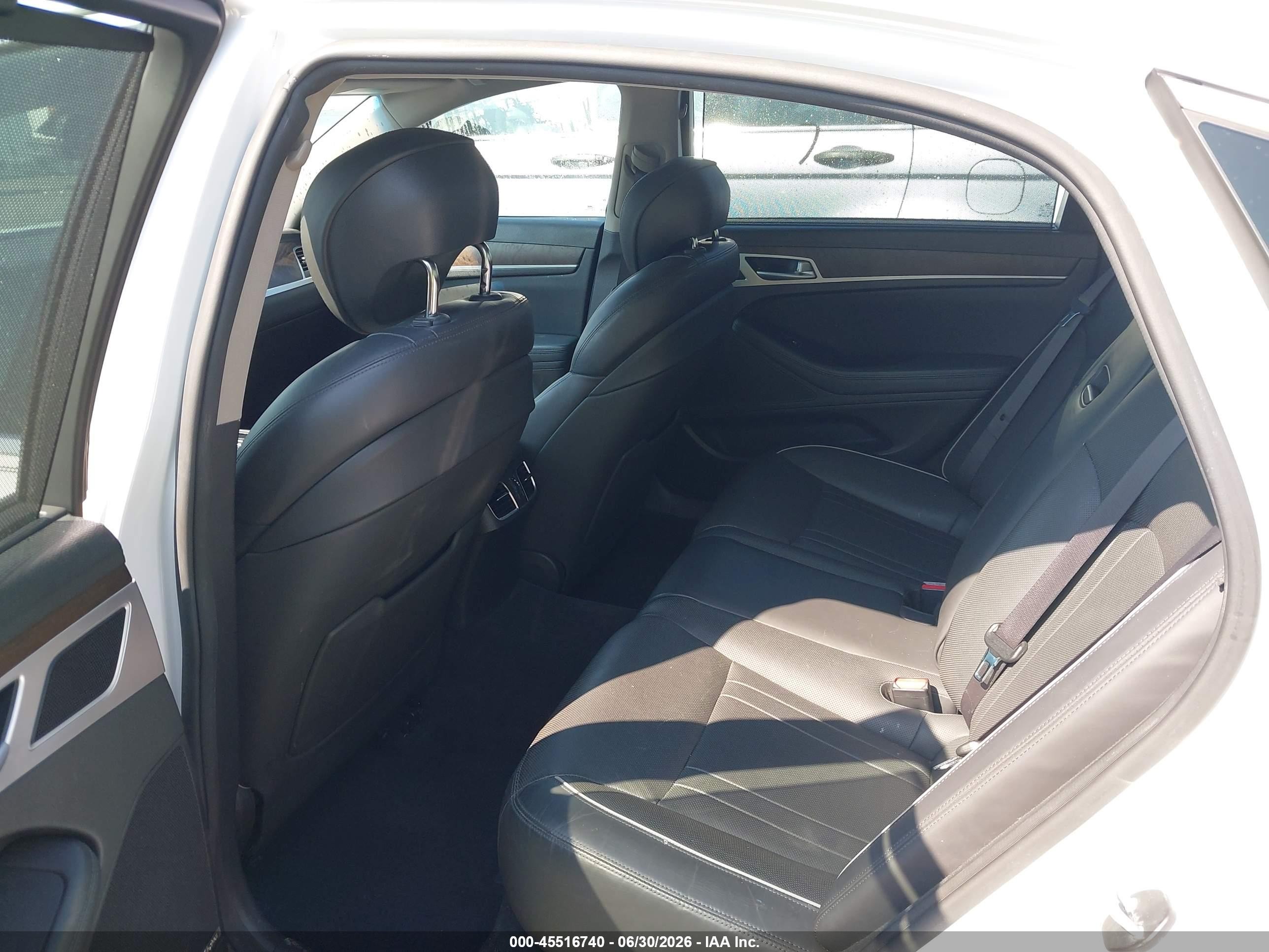2015 Hyundai Genesis 5.0 White vin: KMHGN4JF8FU043217