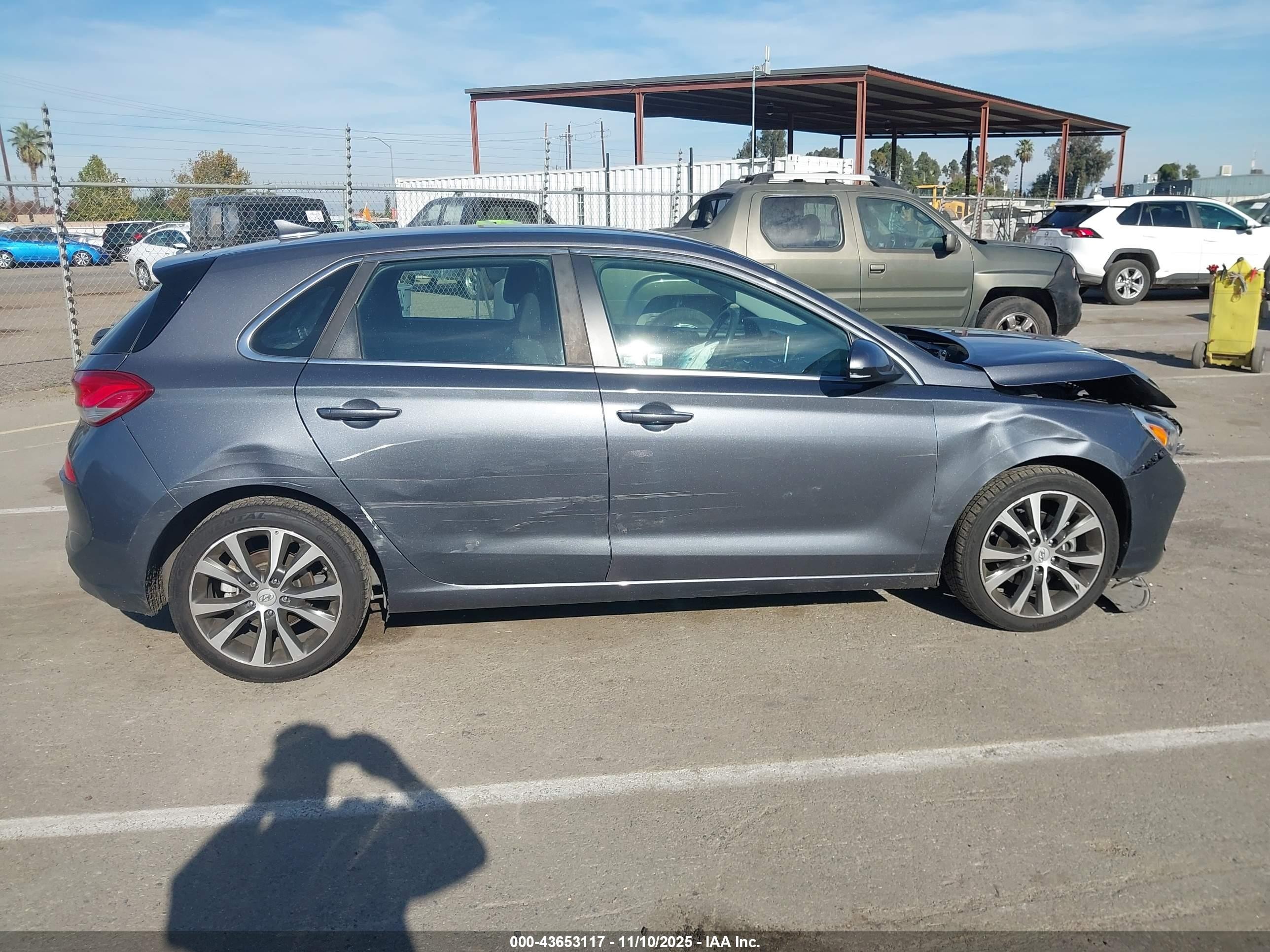 2018 Hyundai Elantra Gt   Gray vin: KMHH35LE0JU035559