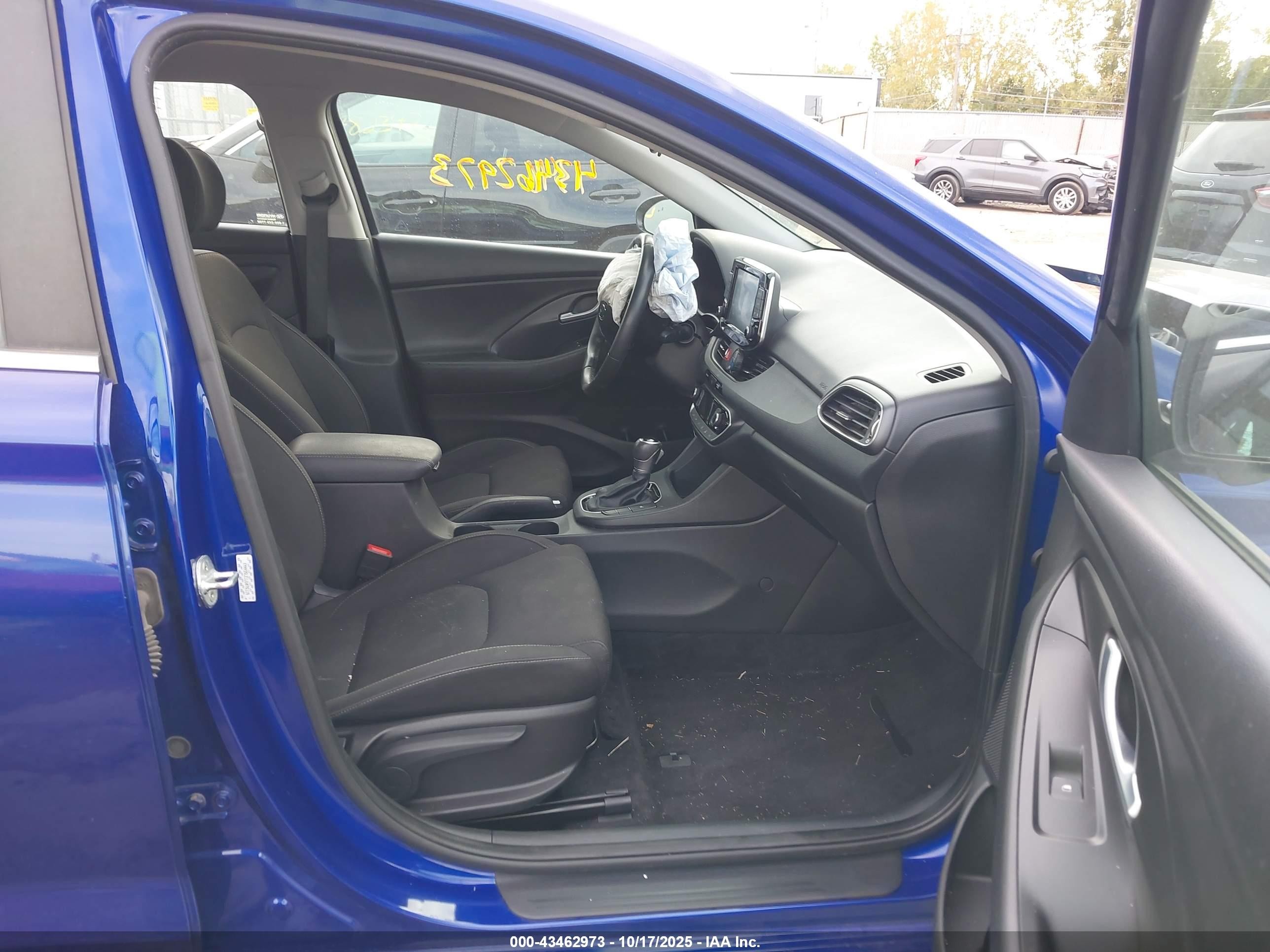 2018 Hyundai Elantra Gt   Blue vin: KMHH35LE1JU076119