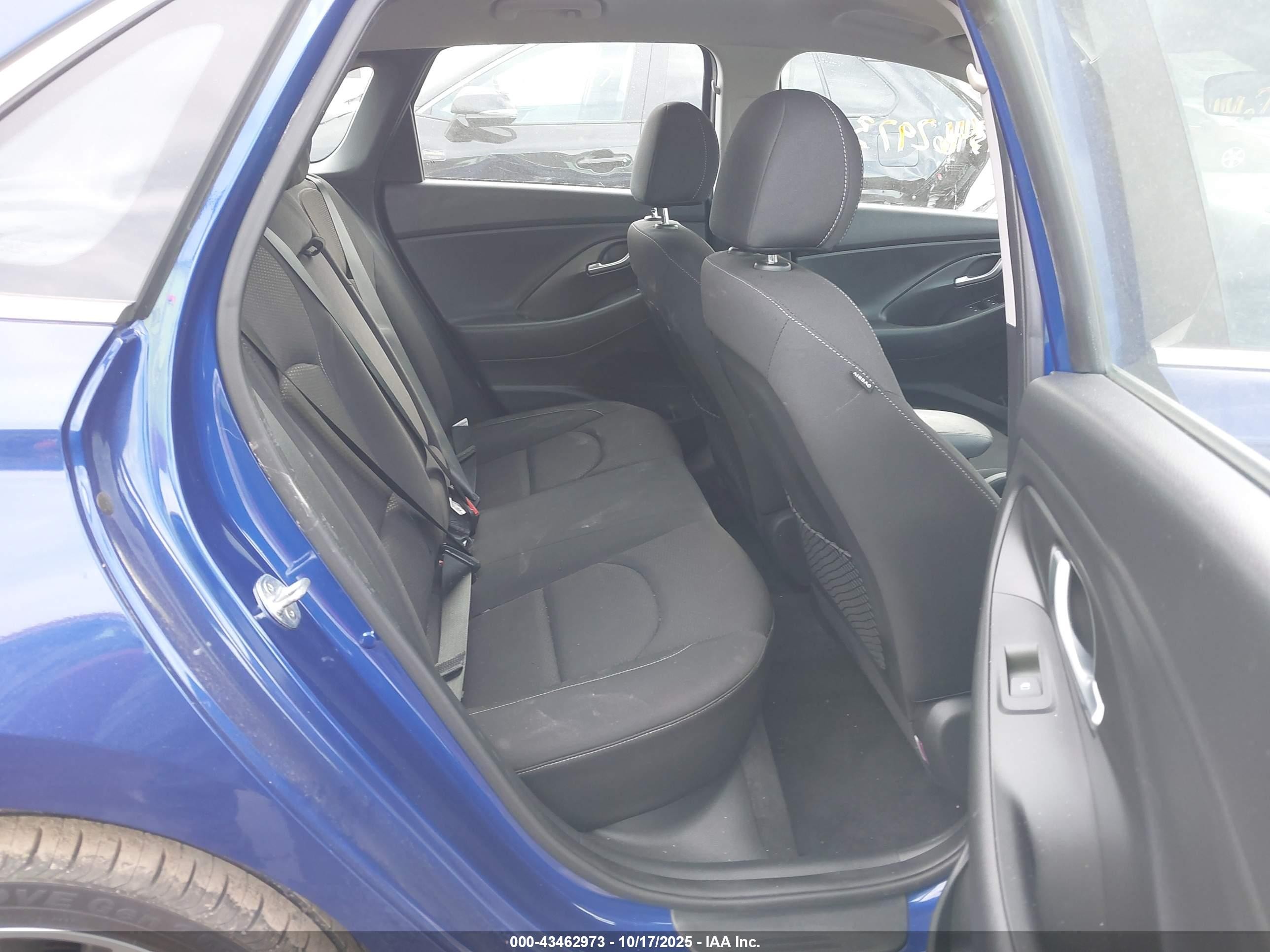 2018 Hyundai Elantra Gt   Blue vin: KMHH35LE1JU076119