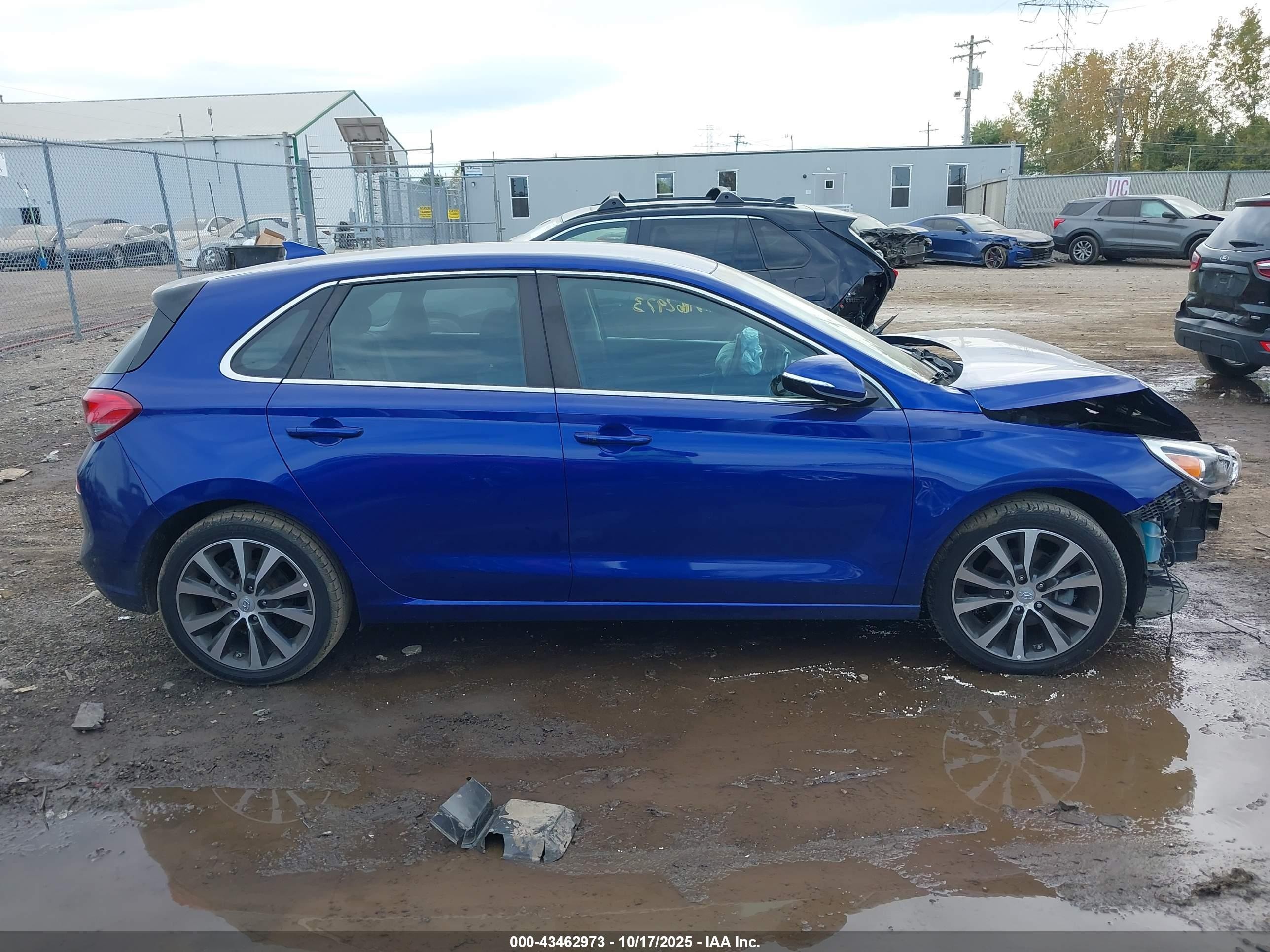2018 Hyundai Elantra Gt   Blue vin: KMHH35LE1JU076119