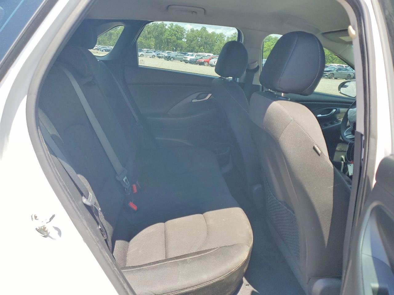 2018 Hyundai Elantra Gt Base White vin: KMHH35LE5JU018062
