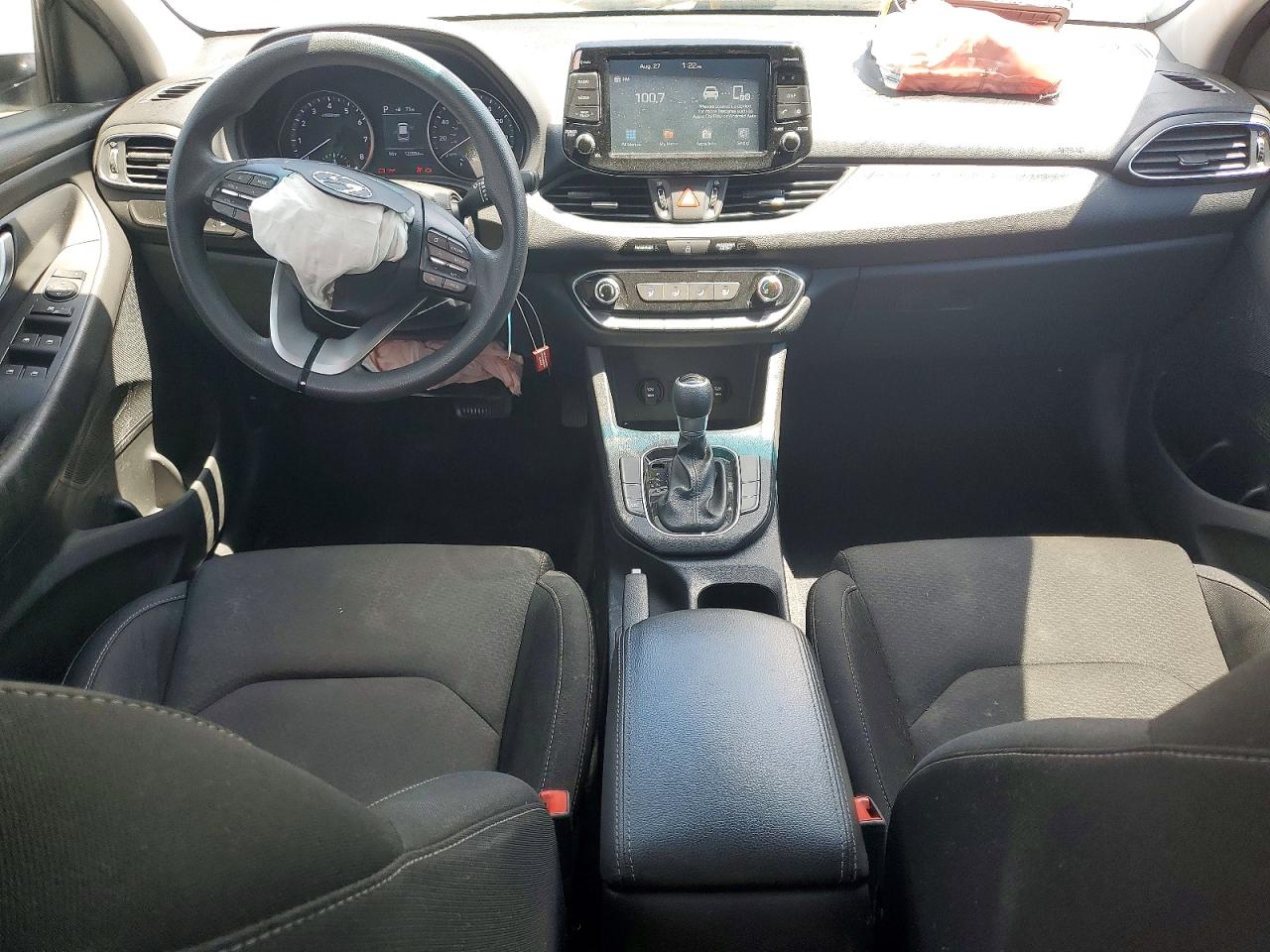 2018 Hyundai Elantra Gt Base White vin: KMHH35LE5JU018062