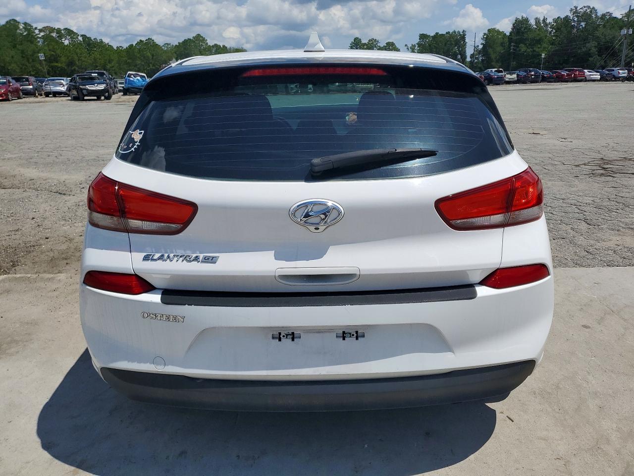 2018 Hyundai Elantra Gt Base White vin: KMHH35LE5JU018062