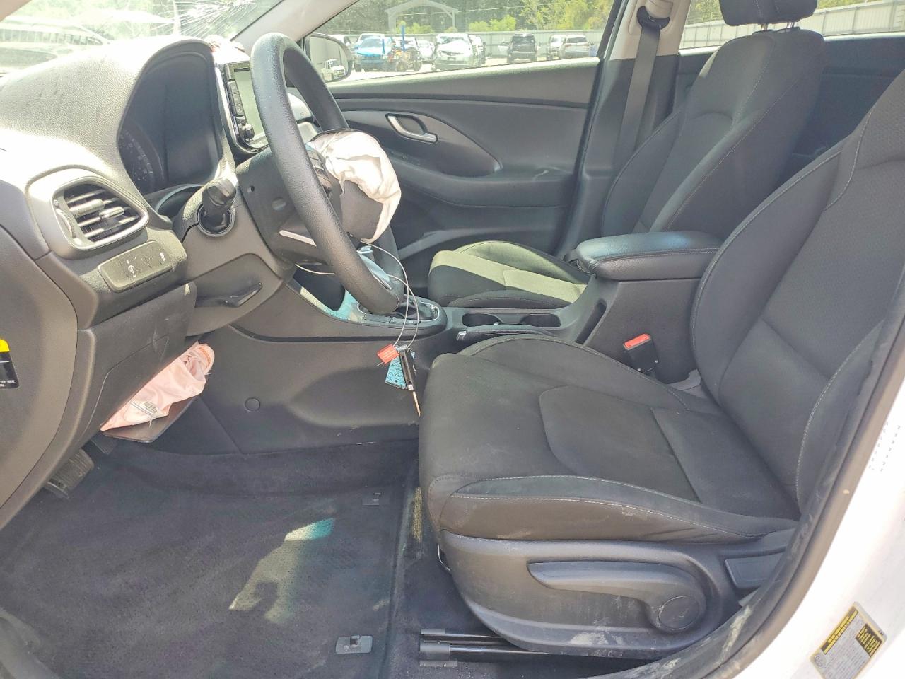 2018 Hyundai Elantra Gt Base White vin: KMHH35LE5JU018062