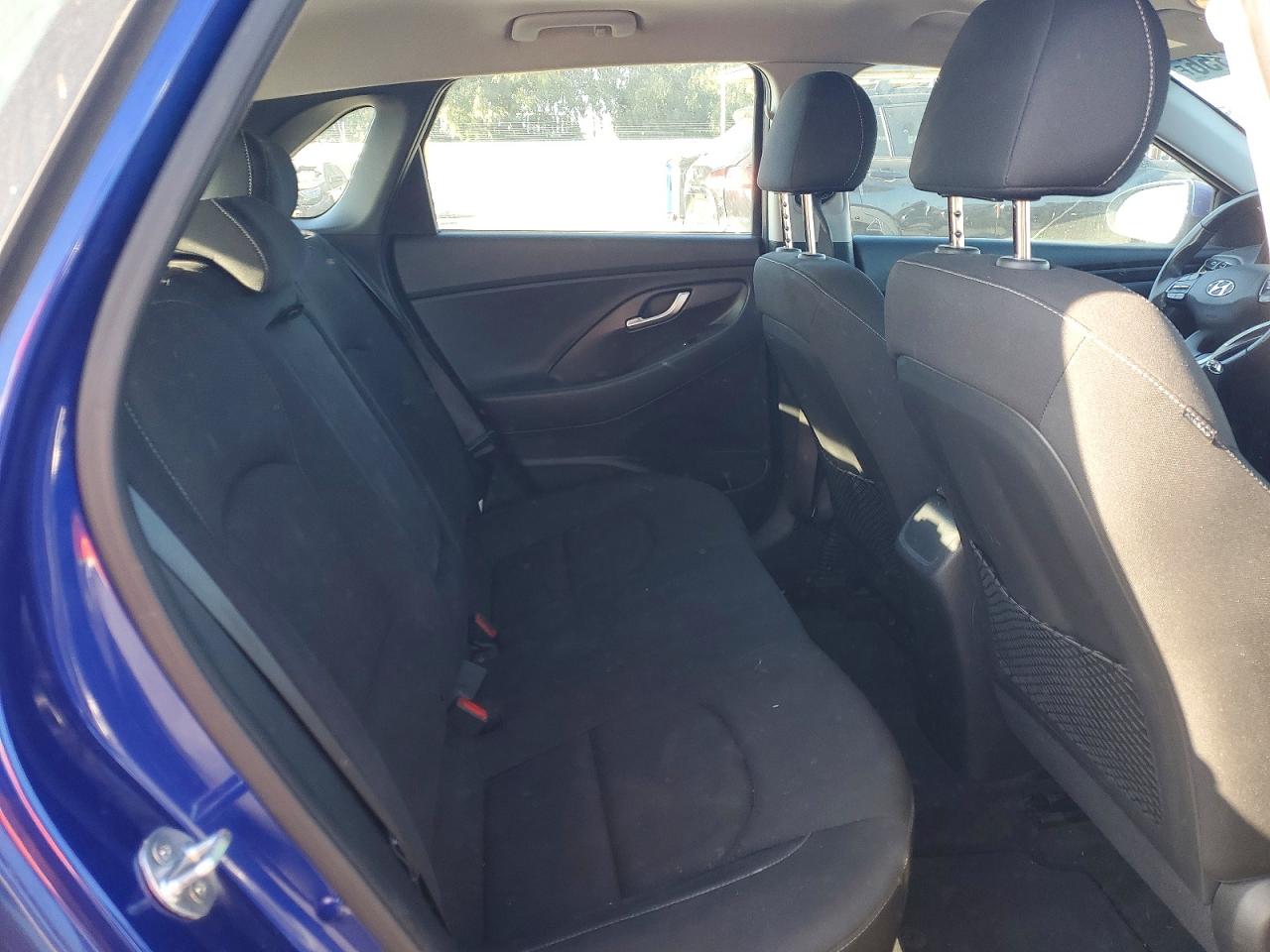 2018 Hyundai Elantra Gt Base Blue vin: KMHH35LEXJU079598