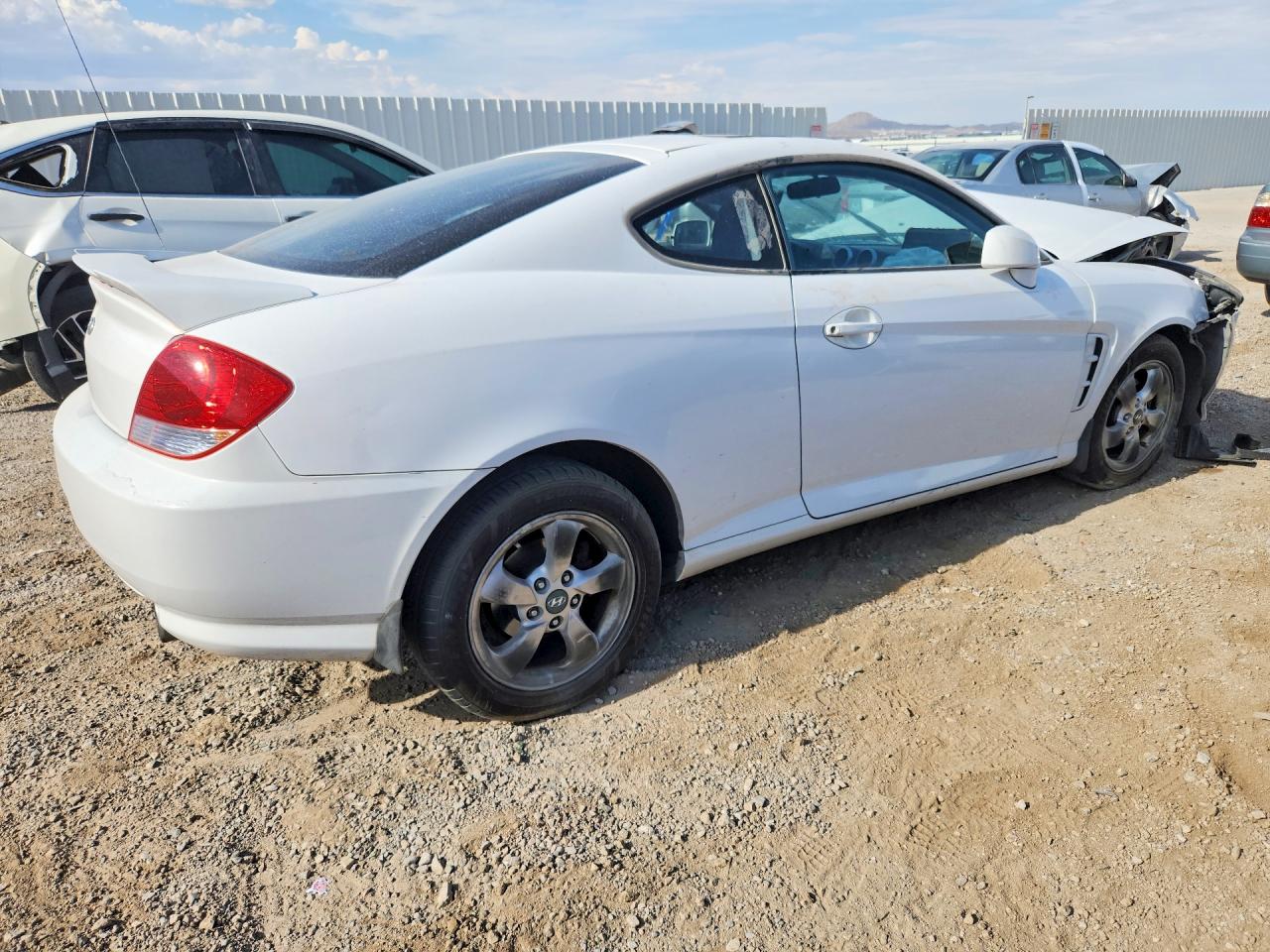 2005 Hyundai Tiburon White vin: KMHHM65D35U169091