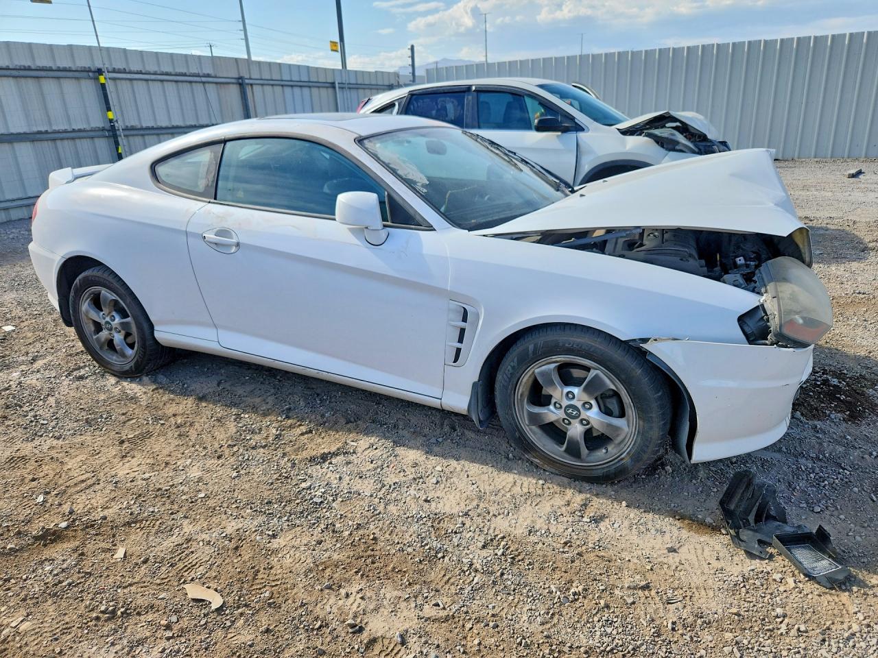 2005 Hyundai Tiburon White vin: KMHHM65D35U169091