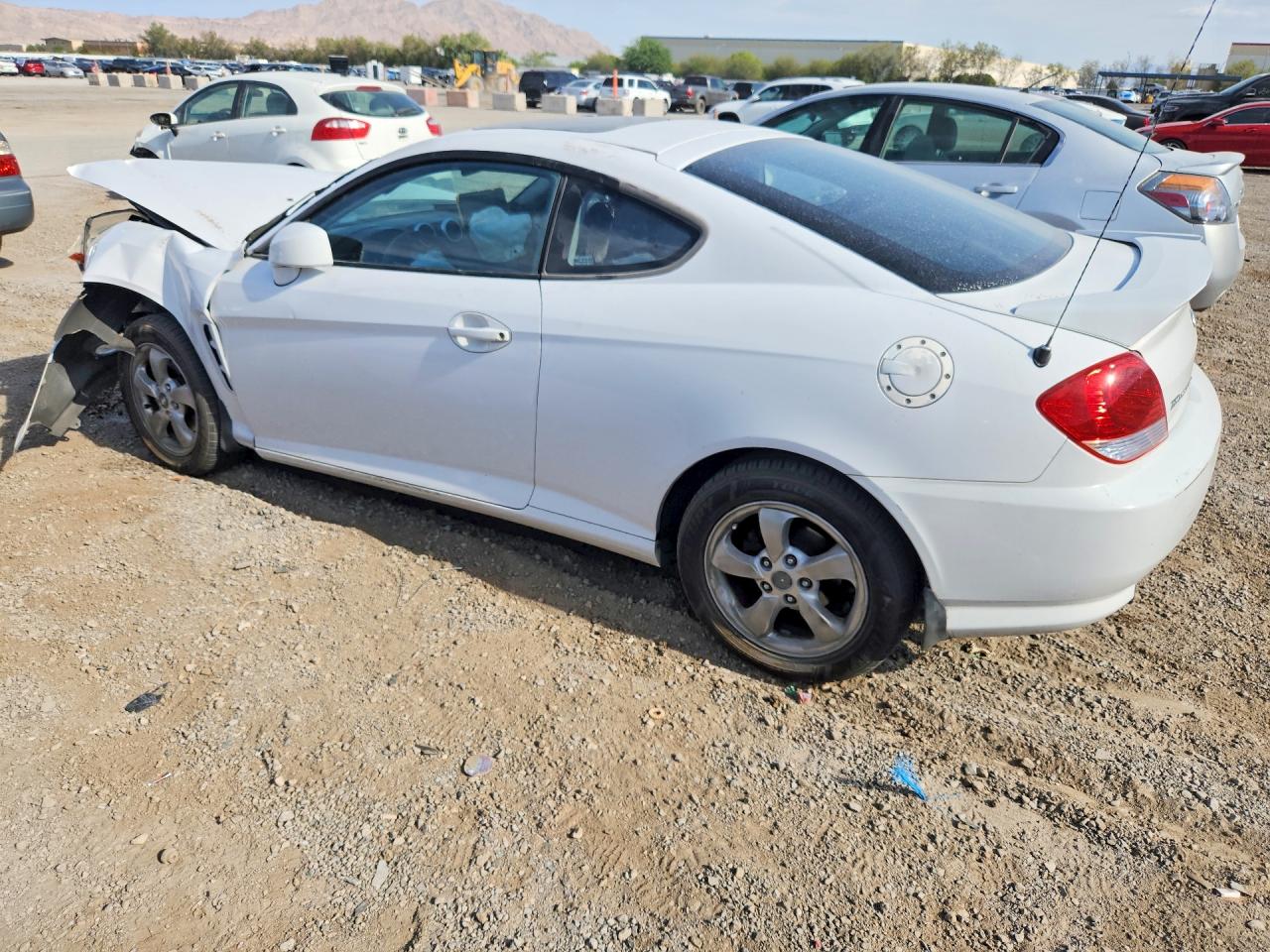 2005 Hyundai Tiburon White vin: KMHHM65D35U169091