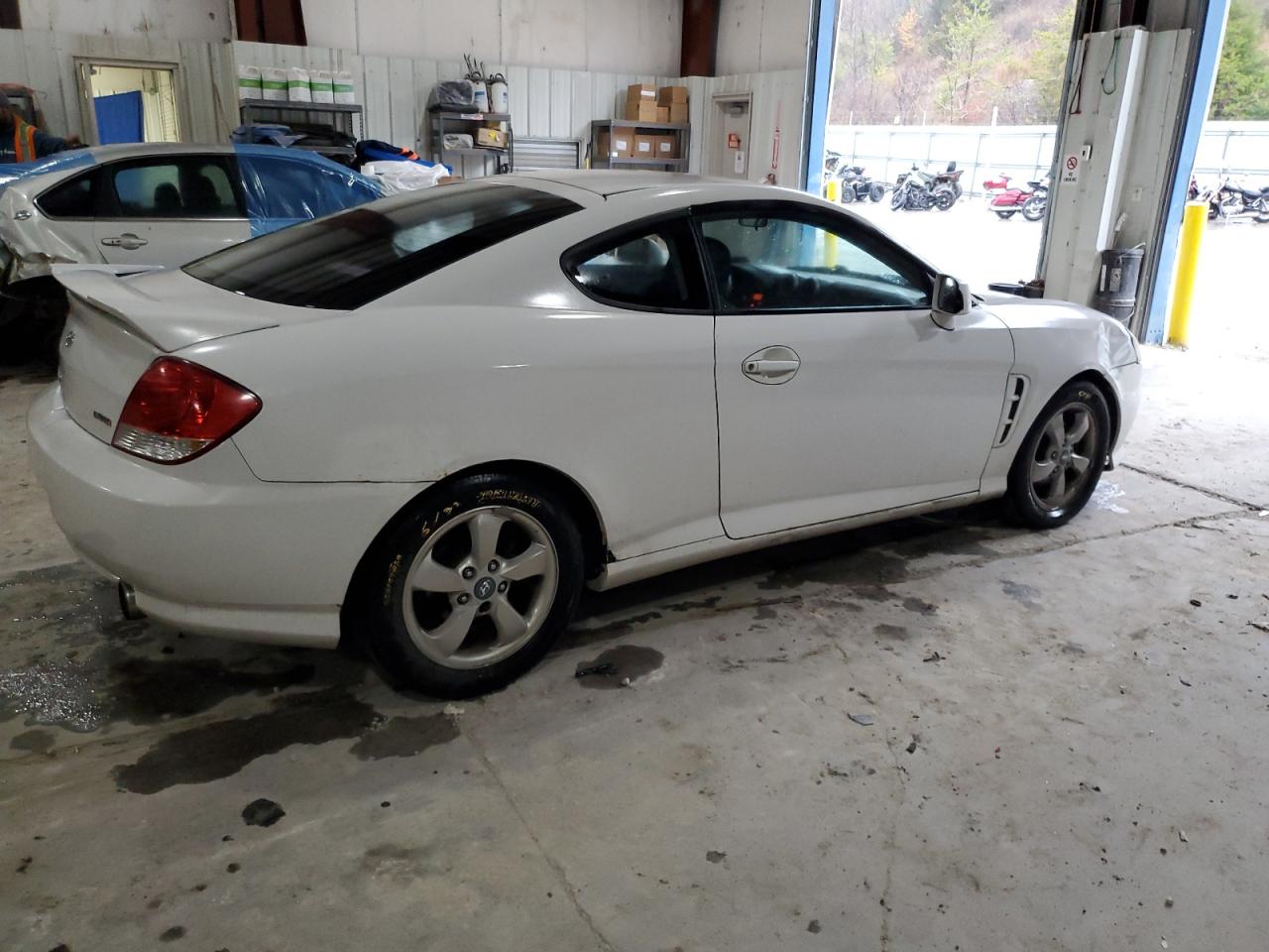 2005 Hyundai Tiburon White vin: KMHHM65D75U180109