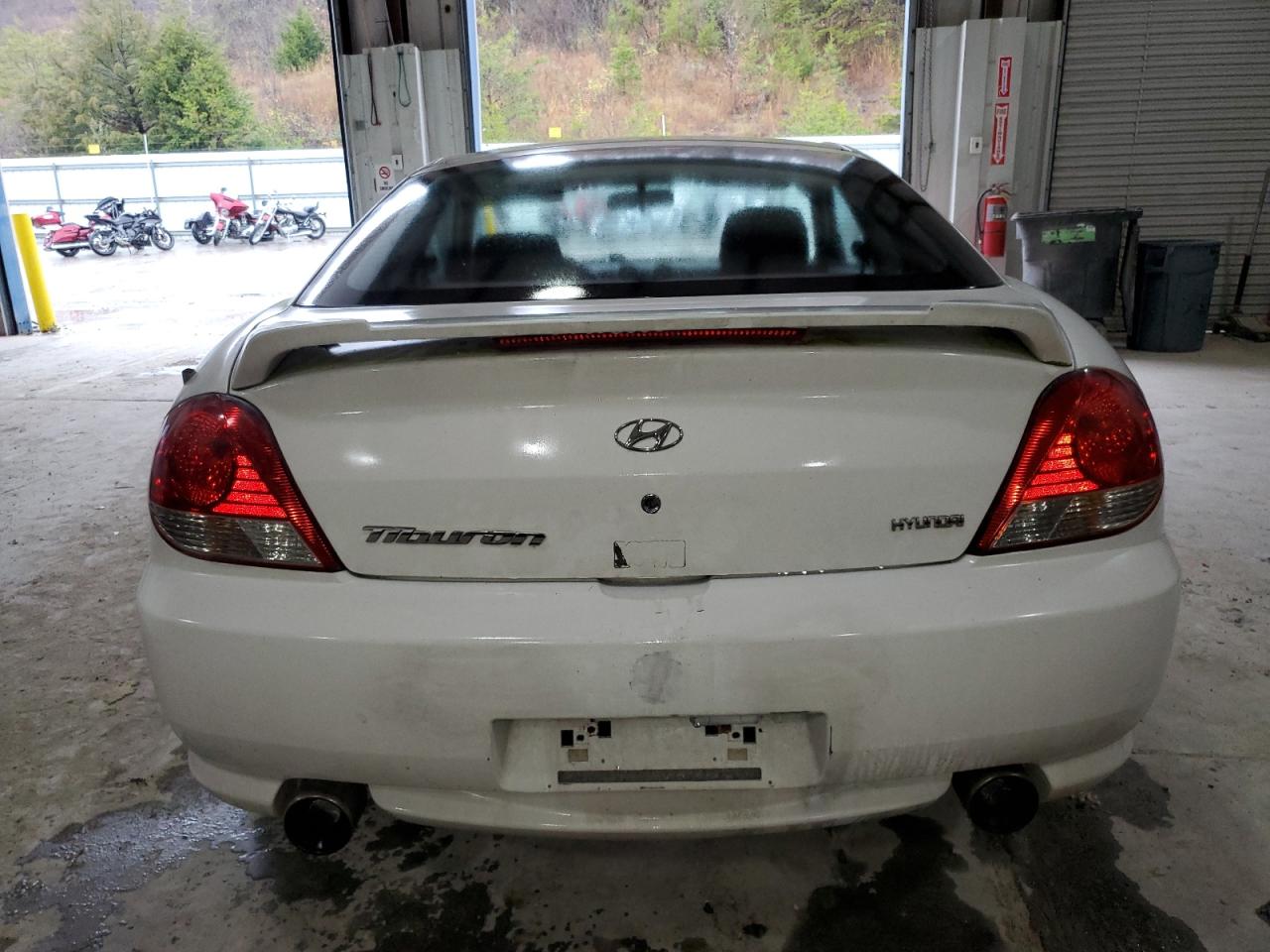 2005 Hyundai Tiburon White vin: KMHHM65D75U180109