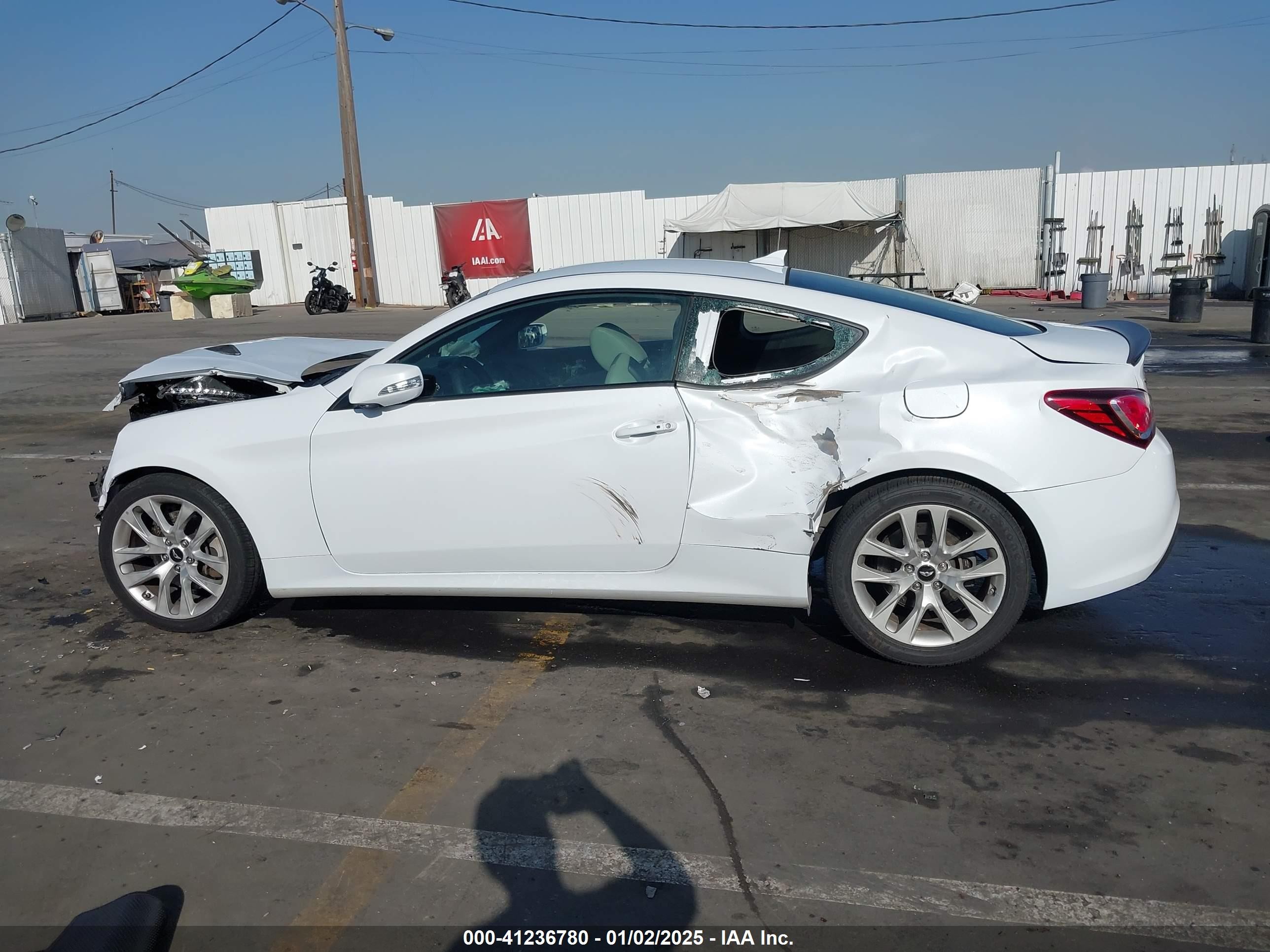 2015 Hyundai Genesis 3.8 Base White vin: KMHHT6KJXFU125409