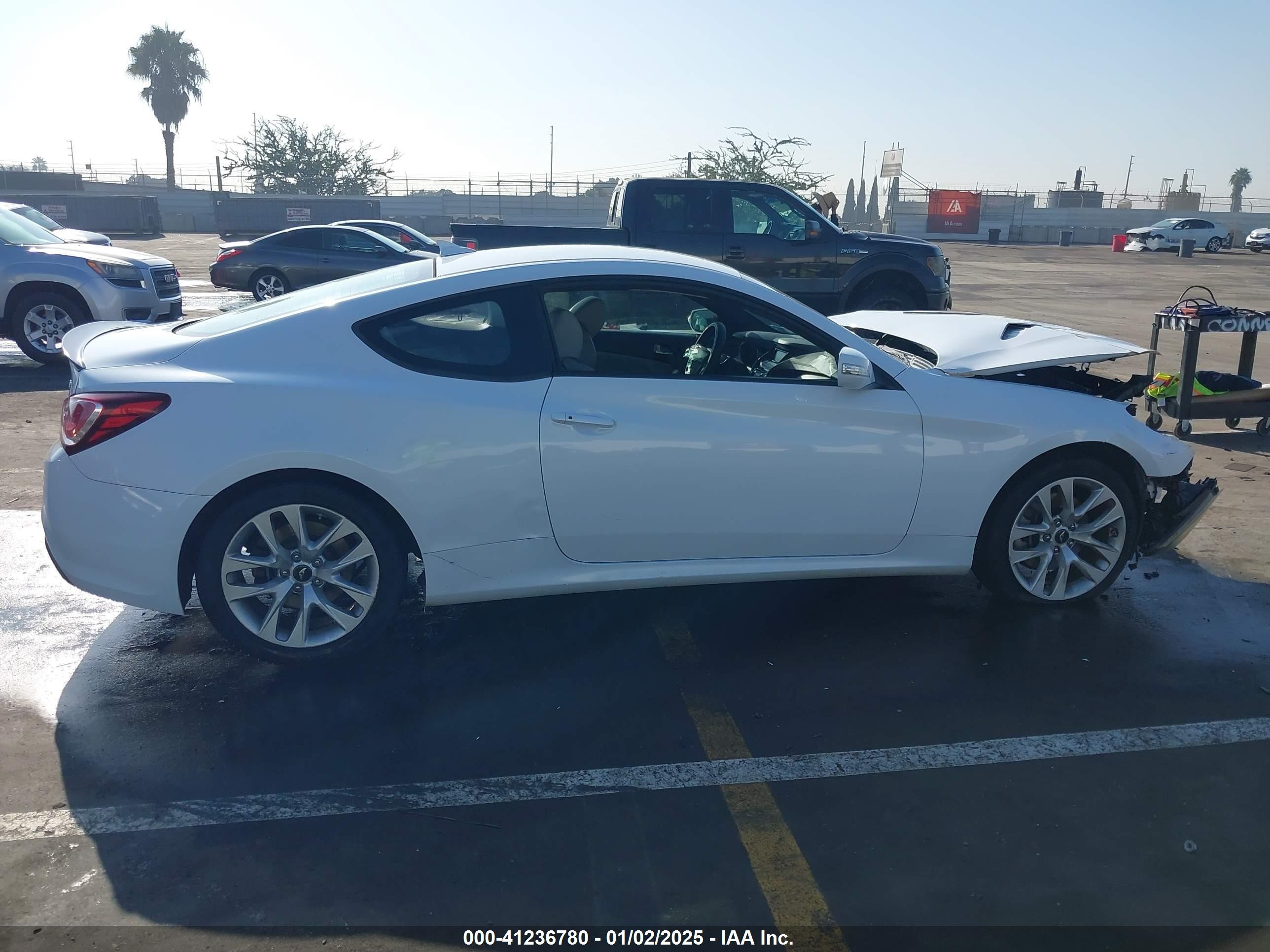 2015 Hyundai Genesis 3.8 Base White vin: KMHHT6KJXFU125409