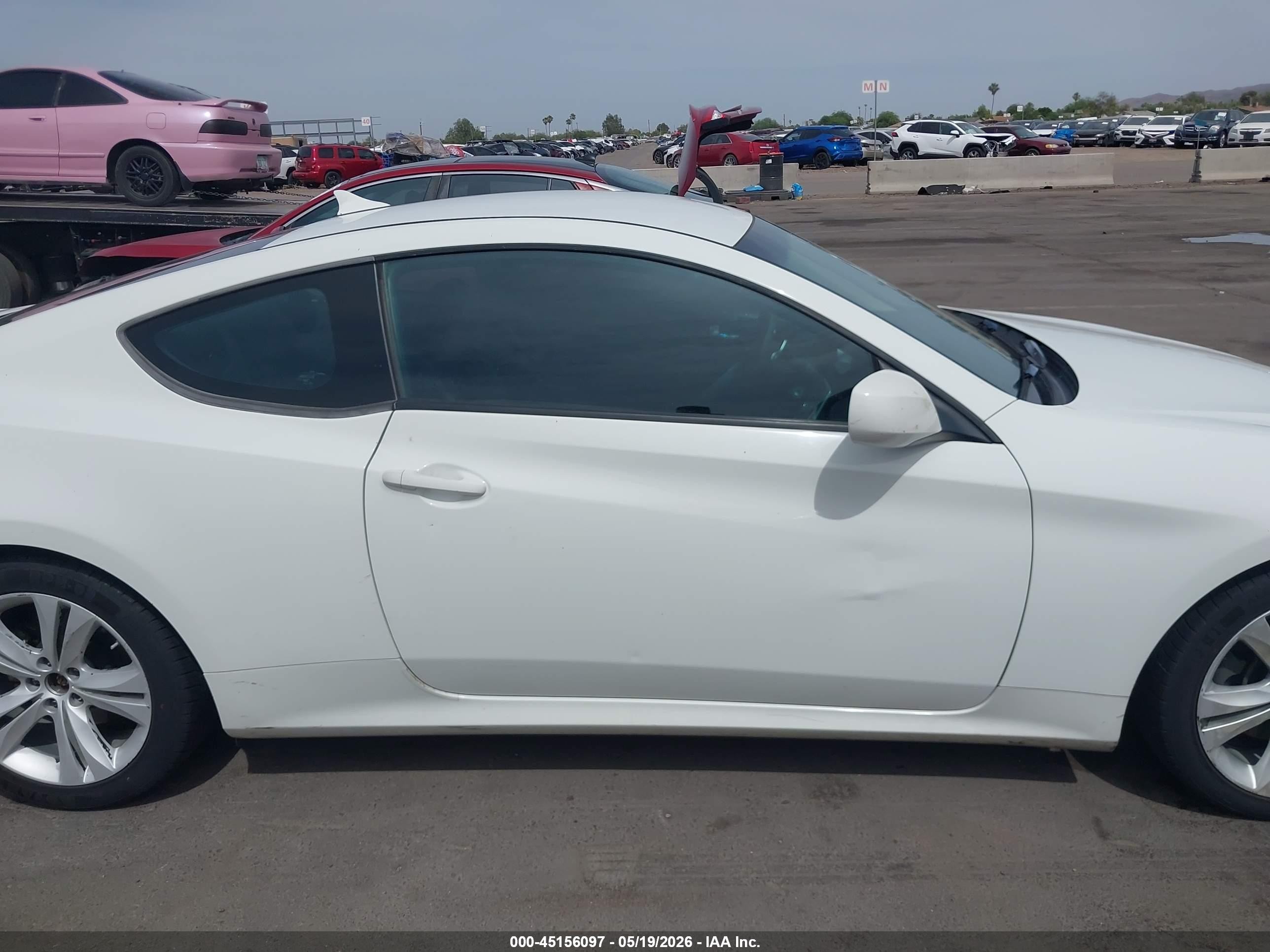 2010 Hyundai Genesis 3.8 White vin: KMHHU6KH5AU037998