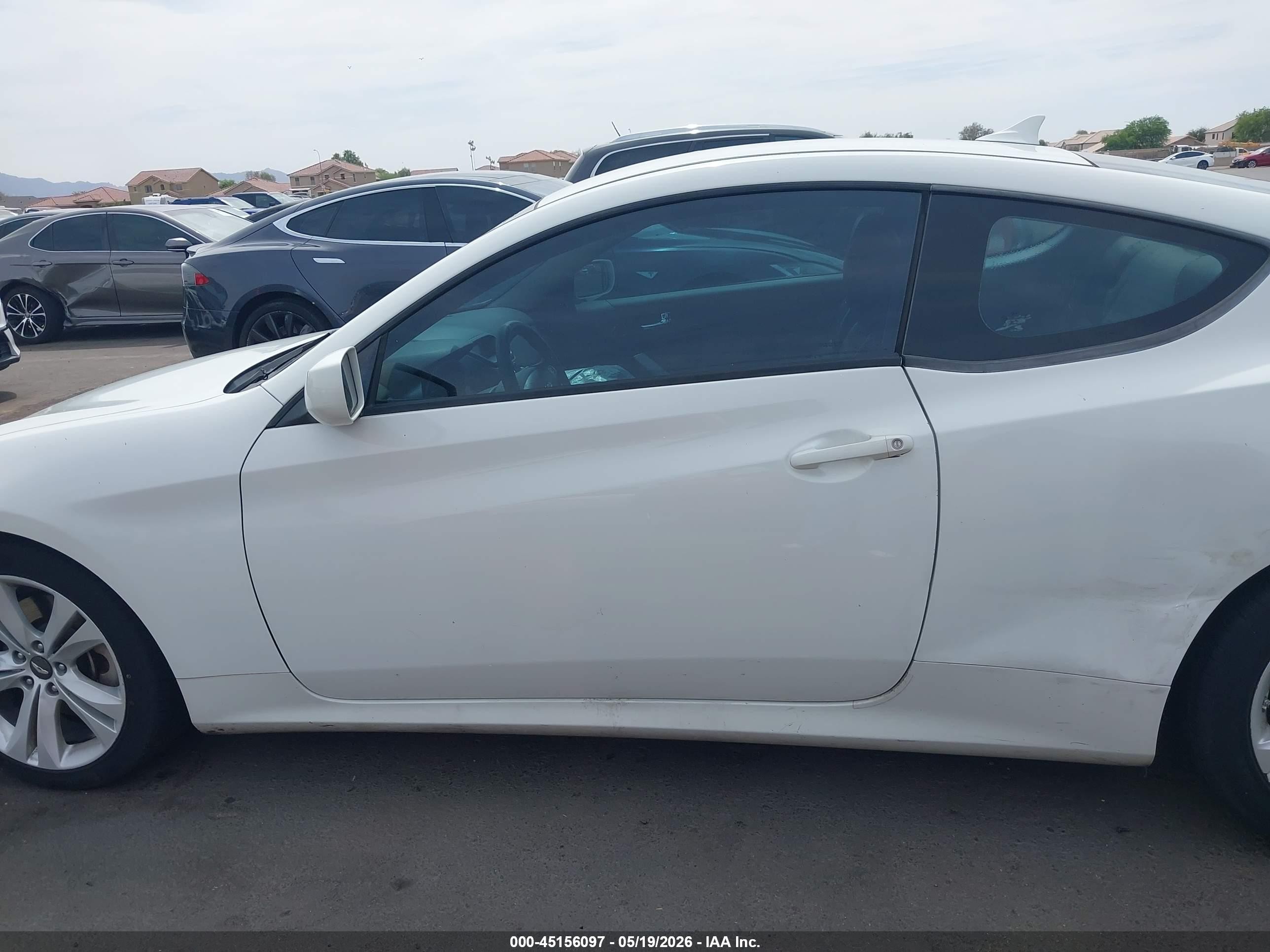 2010 Hyundai Genesis 3.8 White vin: KMHHU6KH5AU037998