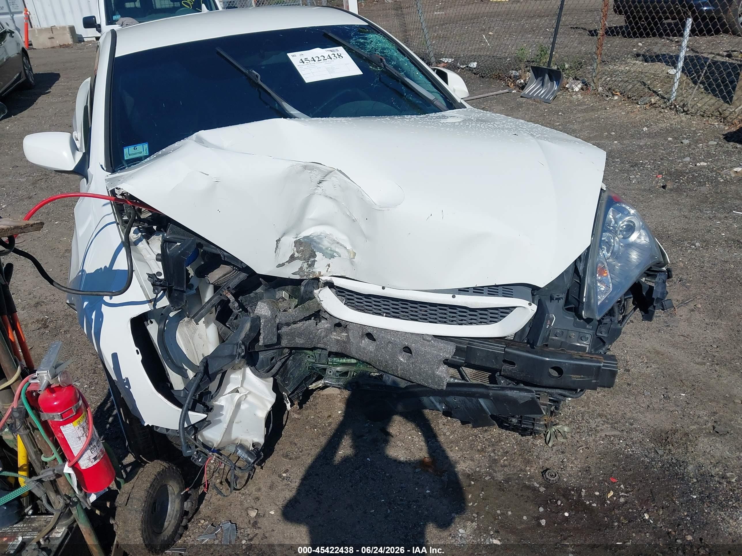 2010 Hyundai Genesis 3.8 White vin: KMHHU6KH7AU005327