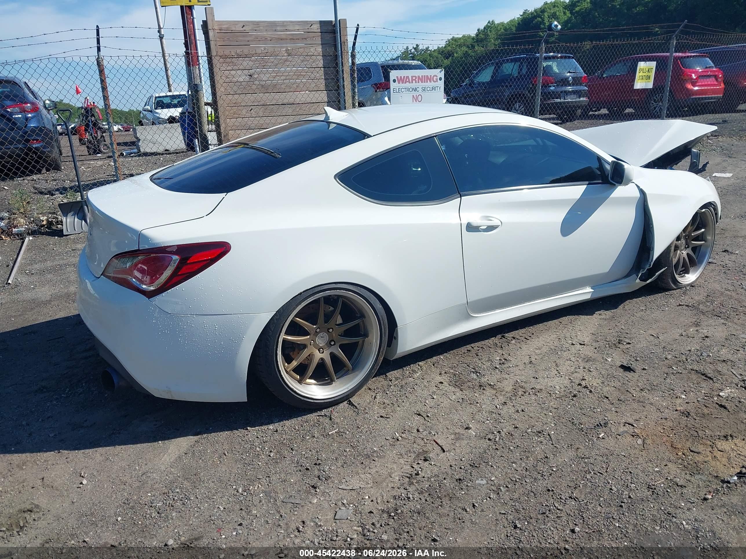 2010 Hyundai Genesis 3.8 White vin: KMHHU6KH7AU005327