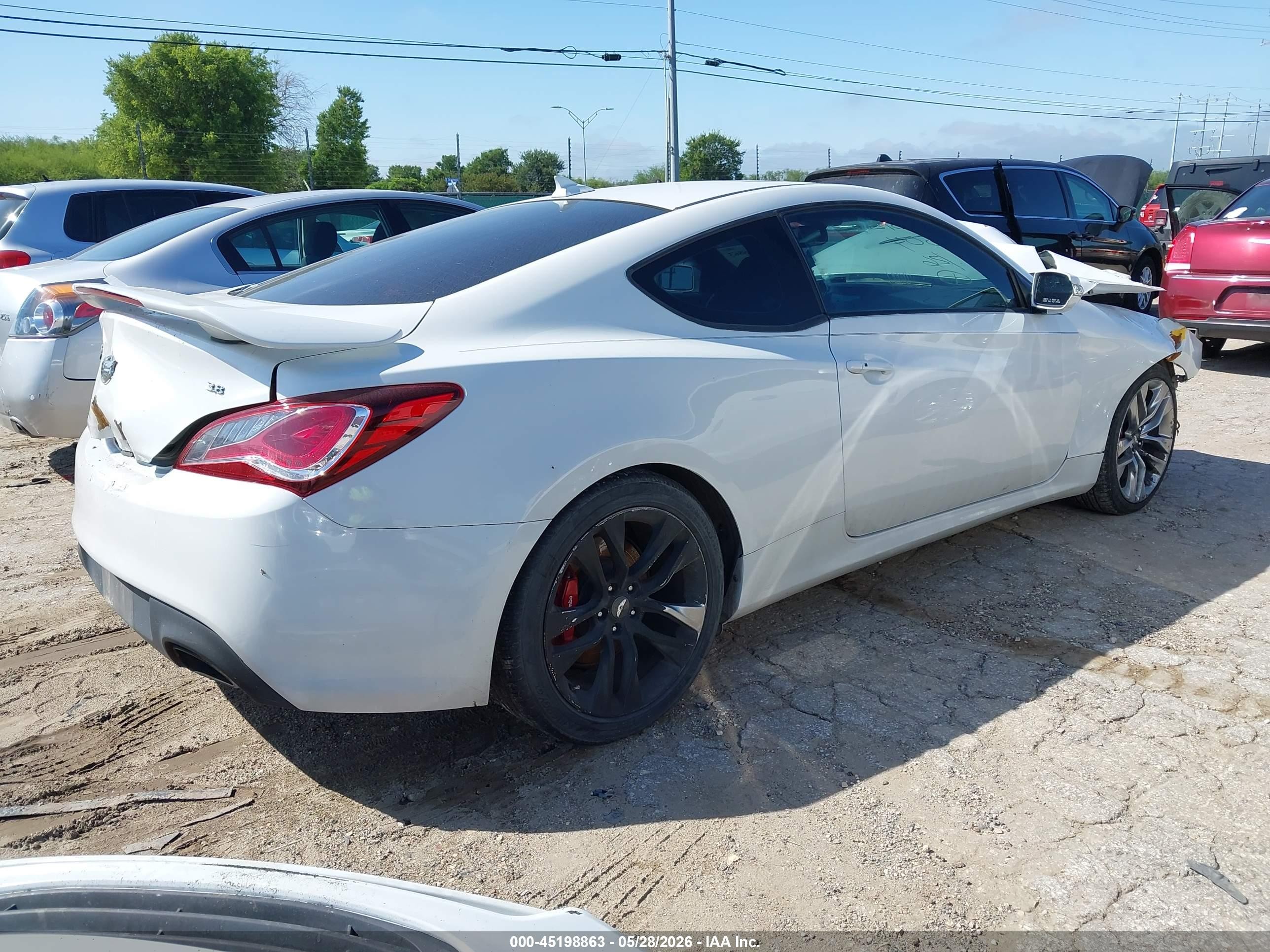 2013 Hyundai Genesis 3.8 Track White vin: KMHHU6KJ2DU101504