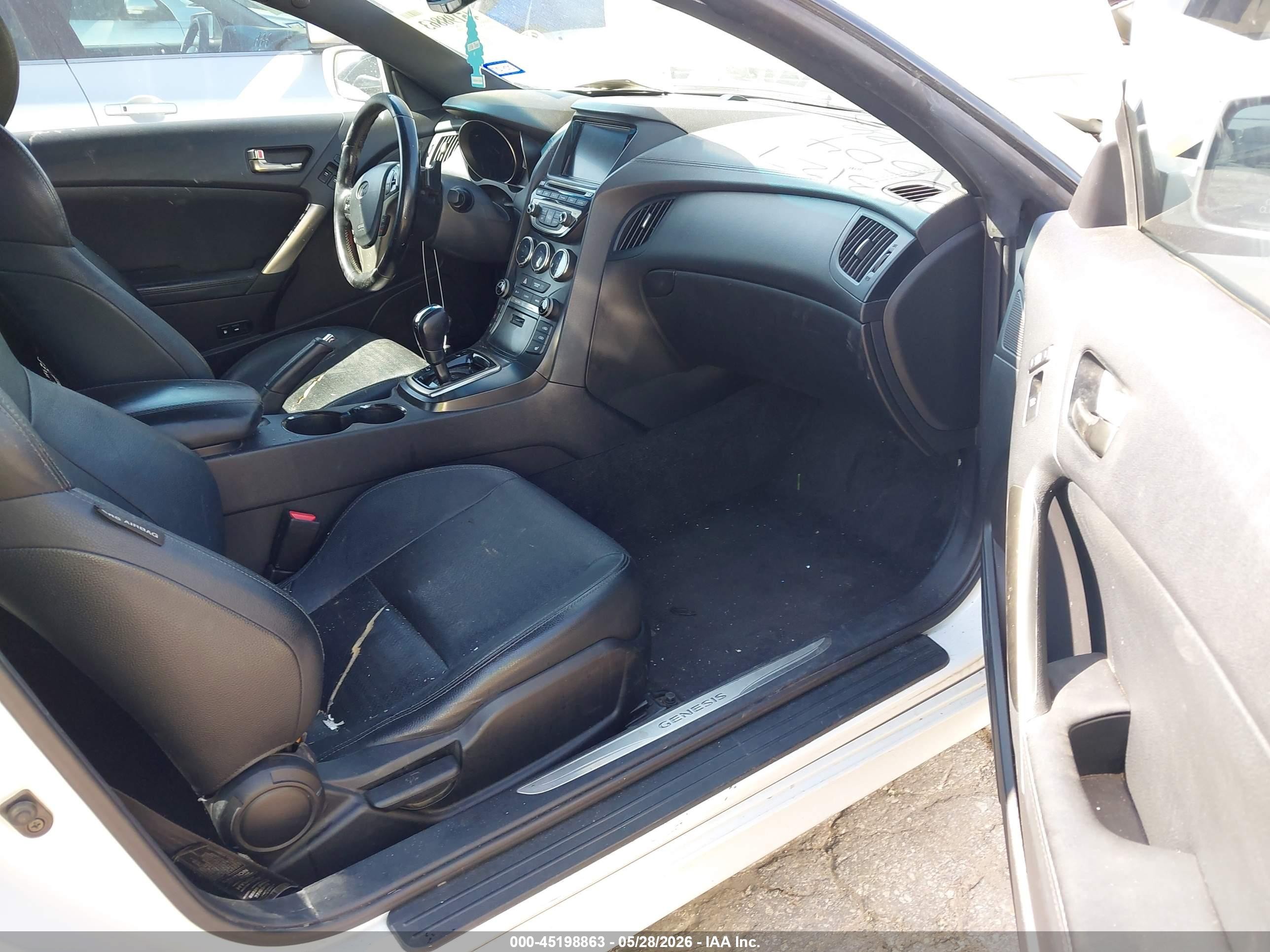 2013 Hyundai Genesis 3.8 Track White vin: KMHHU6KJ2DU101504