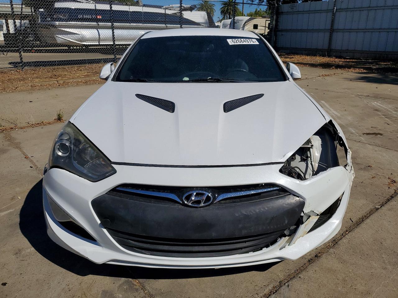 2015 Hyundai Genesis Coupe 3.8 White vin: KMHHU6KJ2FU123098
