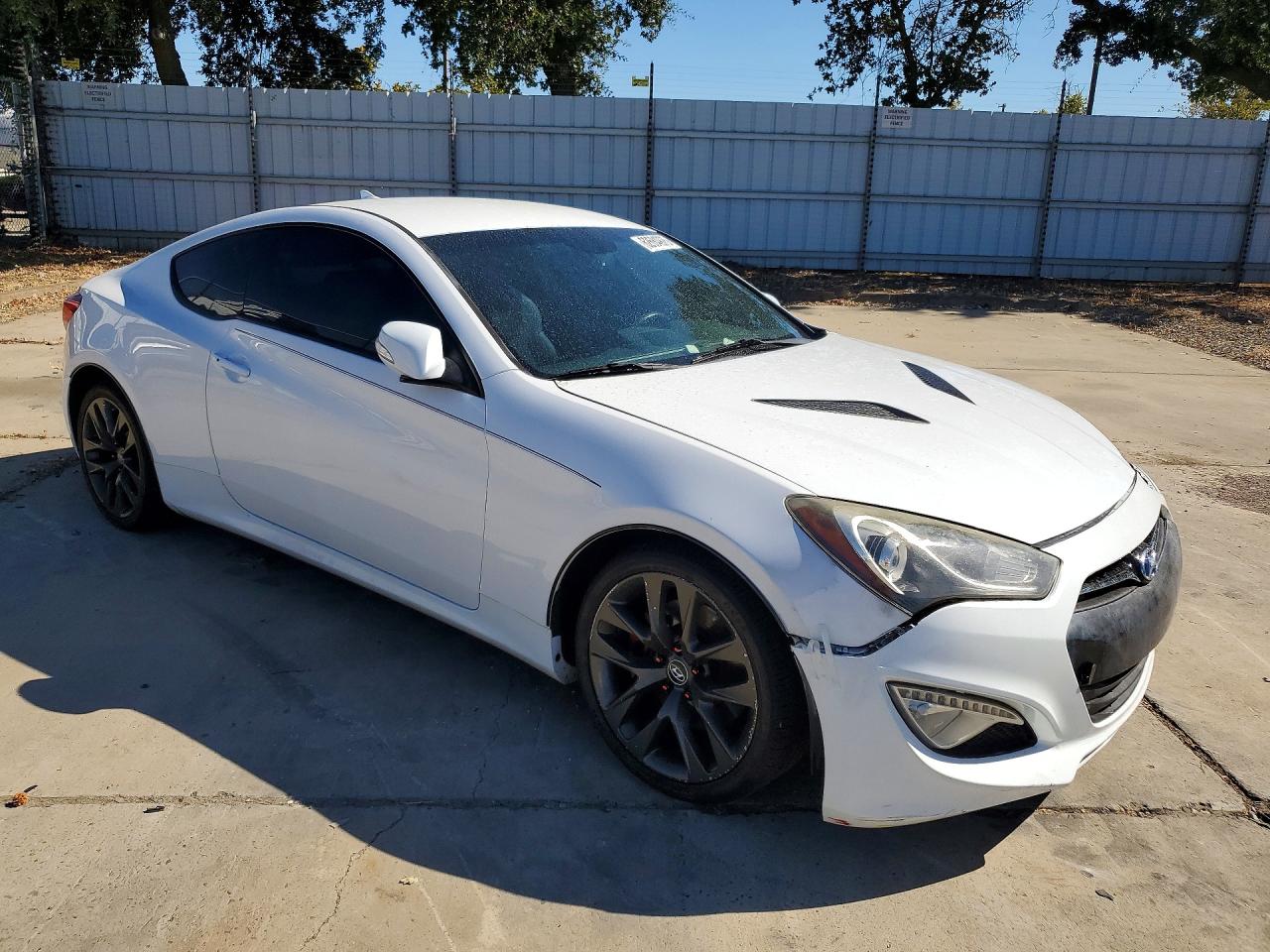 2015 Hyundai Genesis Coupe 3.8 White vin: KMHHU6KJ2FU123098