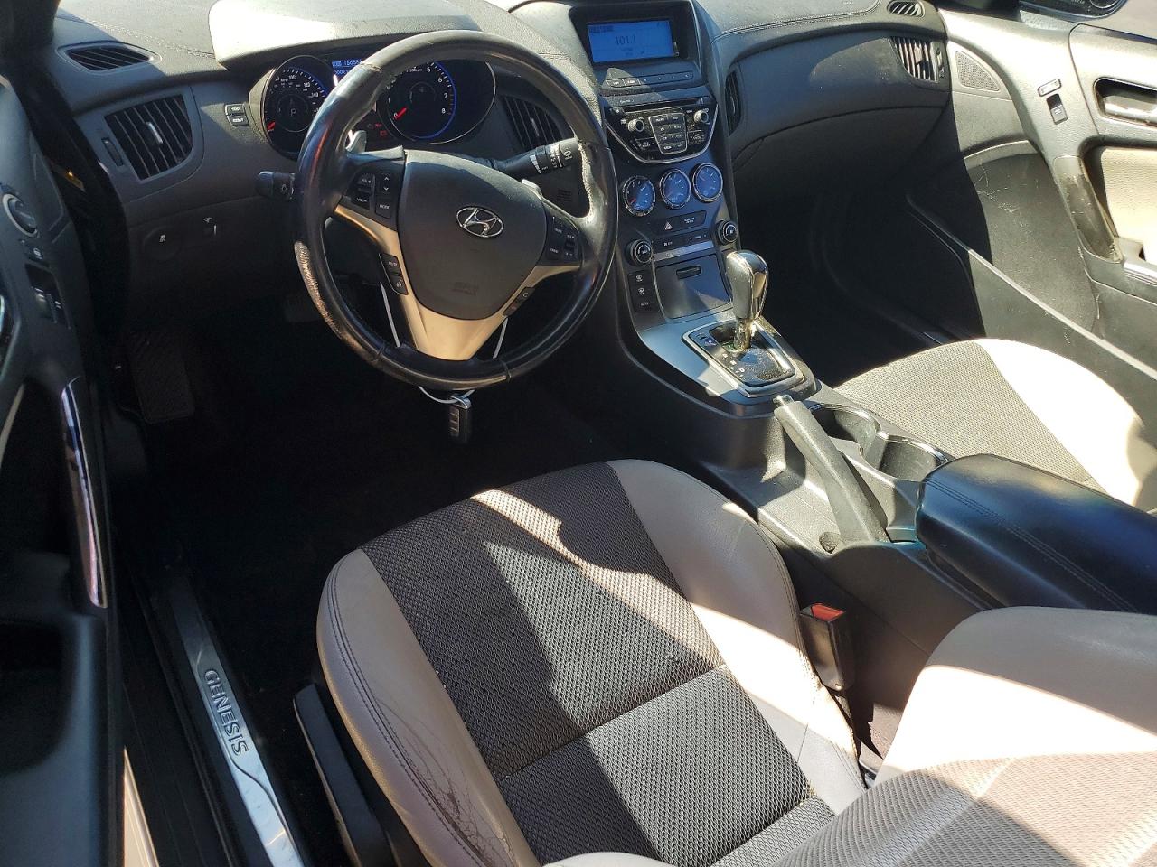2015 Hyundai Genesis Coupe 3.8 White vin: KMHHU6KJ2FU123098