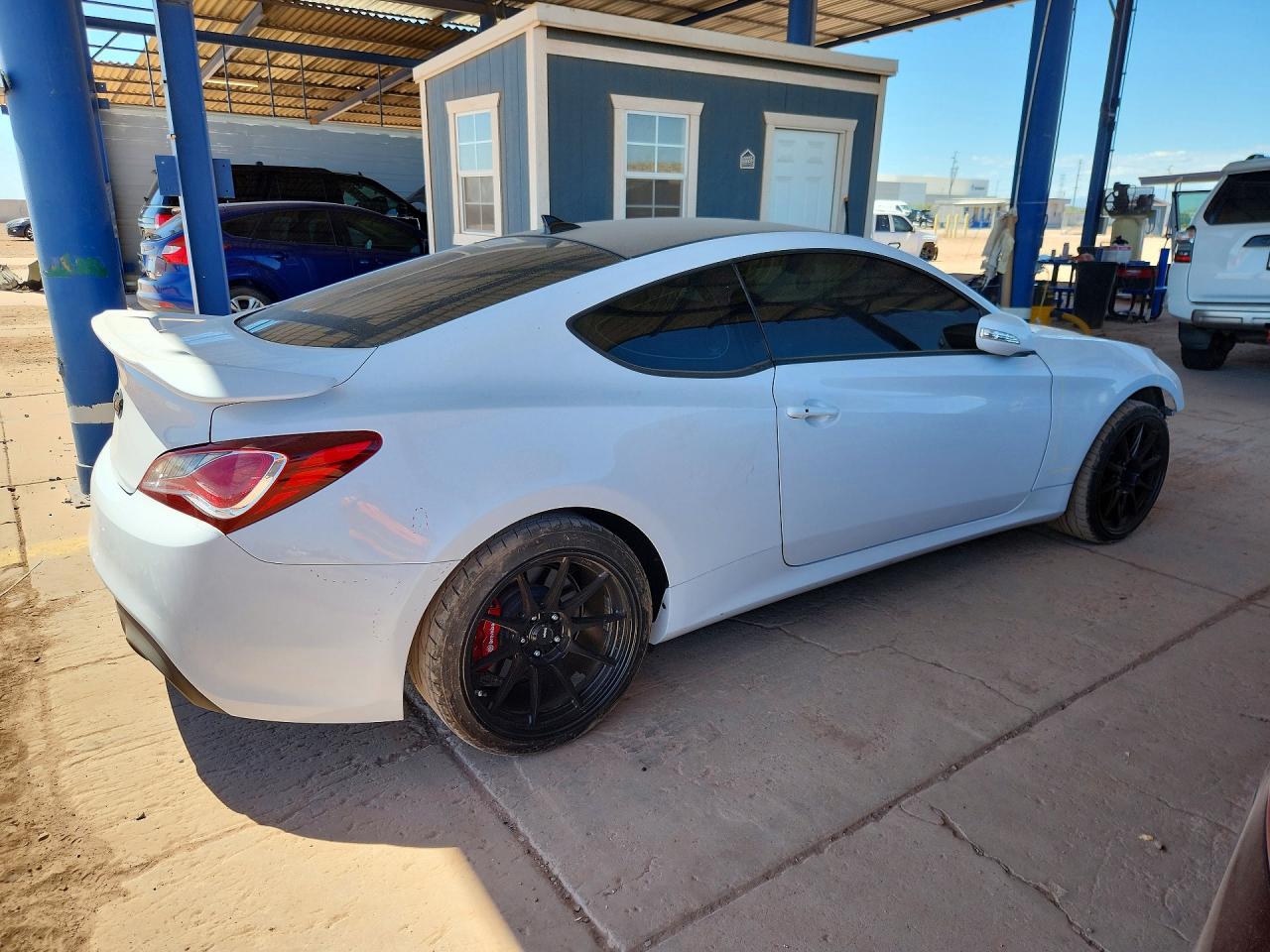 2015 Hyundai Genesis Coupe 3.8 R-spec White vin: KMHHU6KJ2FU124333