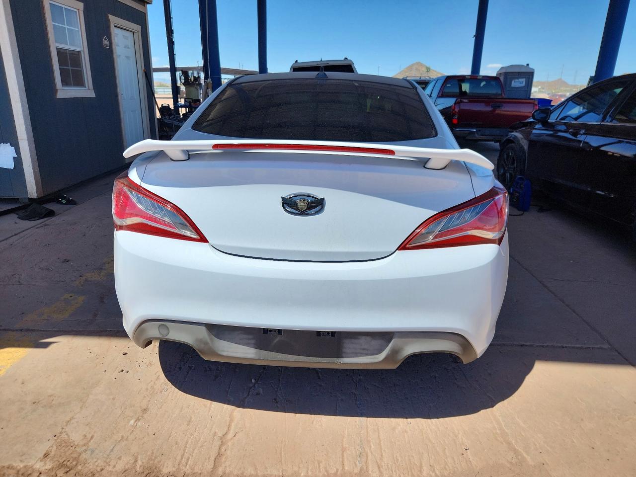 2015 Hyundai Genesis Coupe 3.8 R-spec White vin: KMHHU6KJ2FU124333
