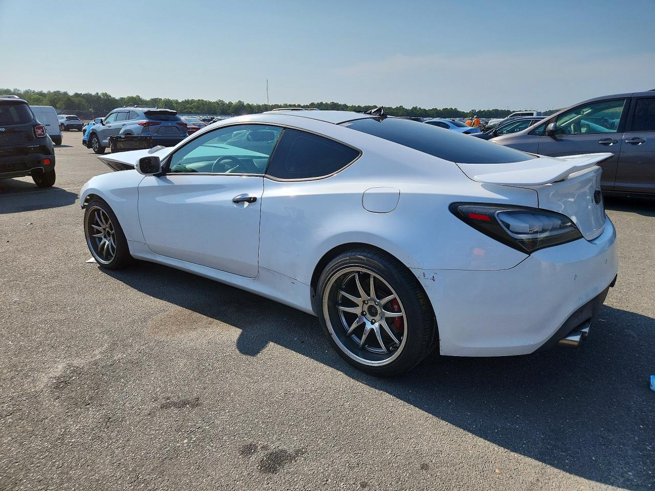 2015 Hyundai Genesis Coupe 3.8 Ultimate White vin: KMHHU6KJ2FU127555