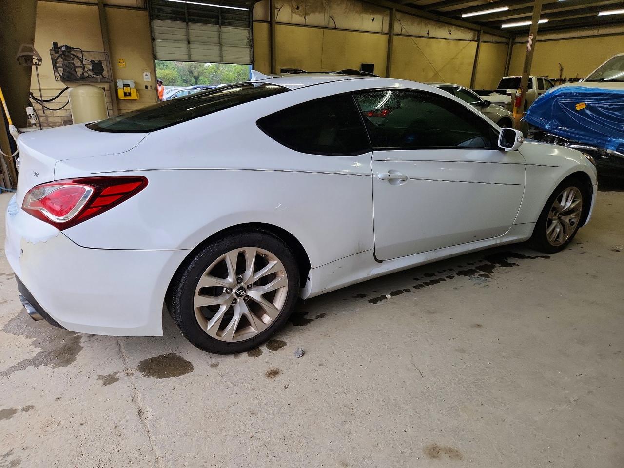 2014 Hyundai Genesis Coupe 3.8l White vin: KMHHU6KJ3EU116837