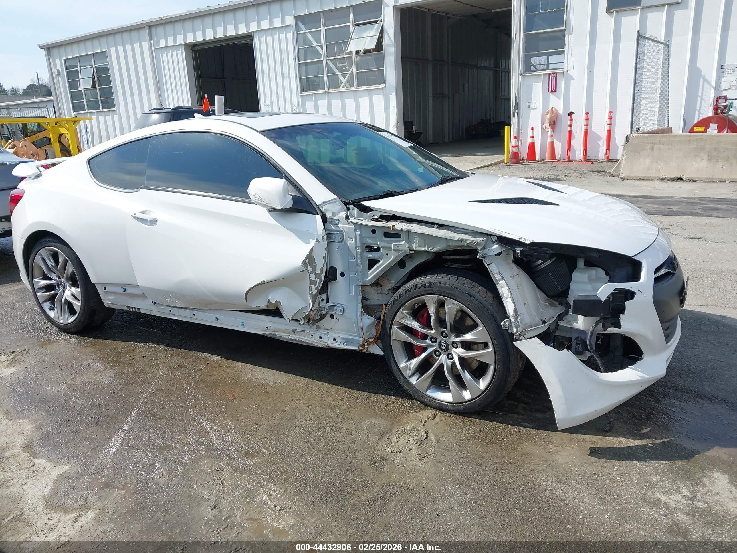 2013 Hyundai Genesis 3.8 Track White vin: KMHHU6KJ6DU080561