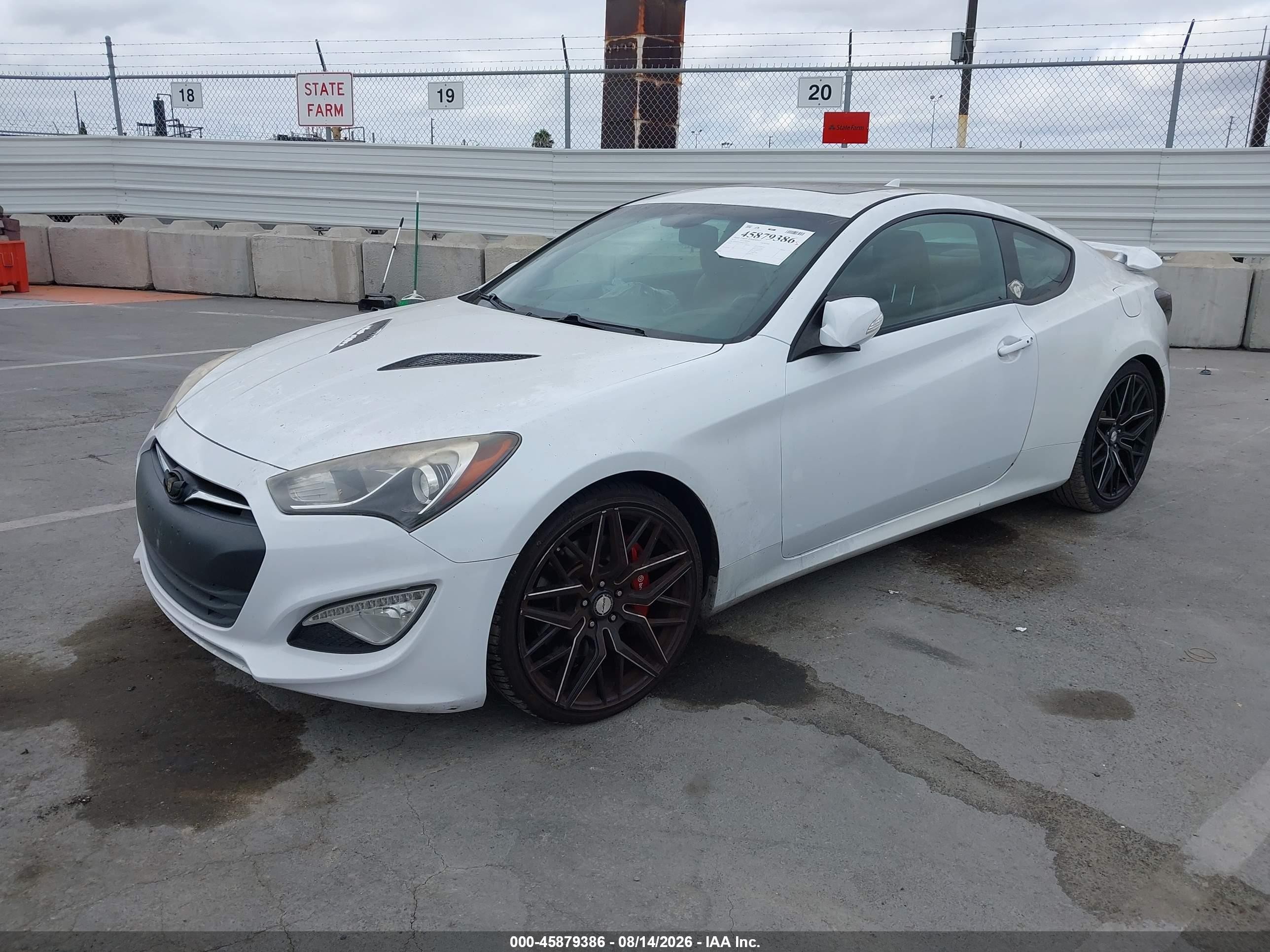 2015 Hyundai Genesis 3.8 Ultimate White vin: KMHHU6KJ6FU127932