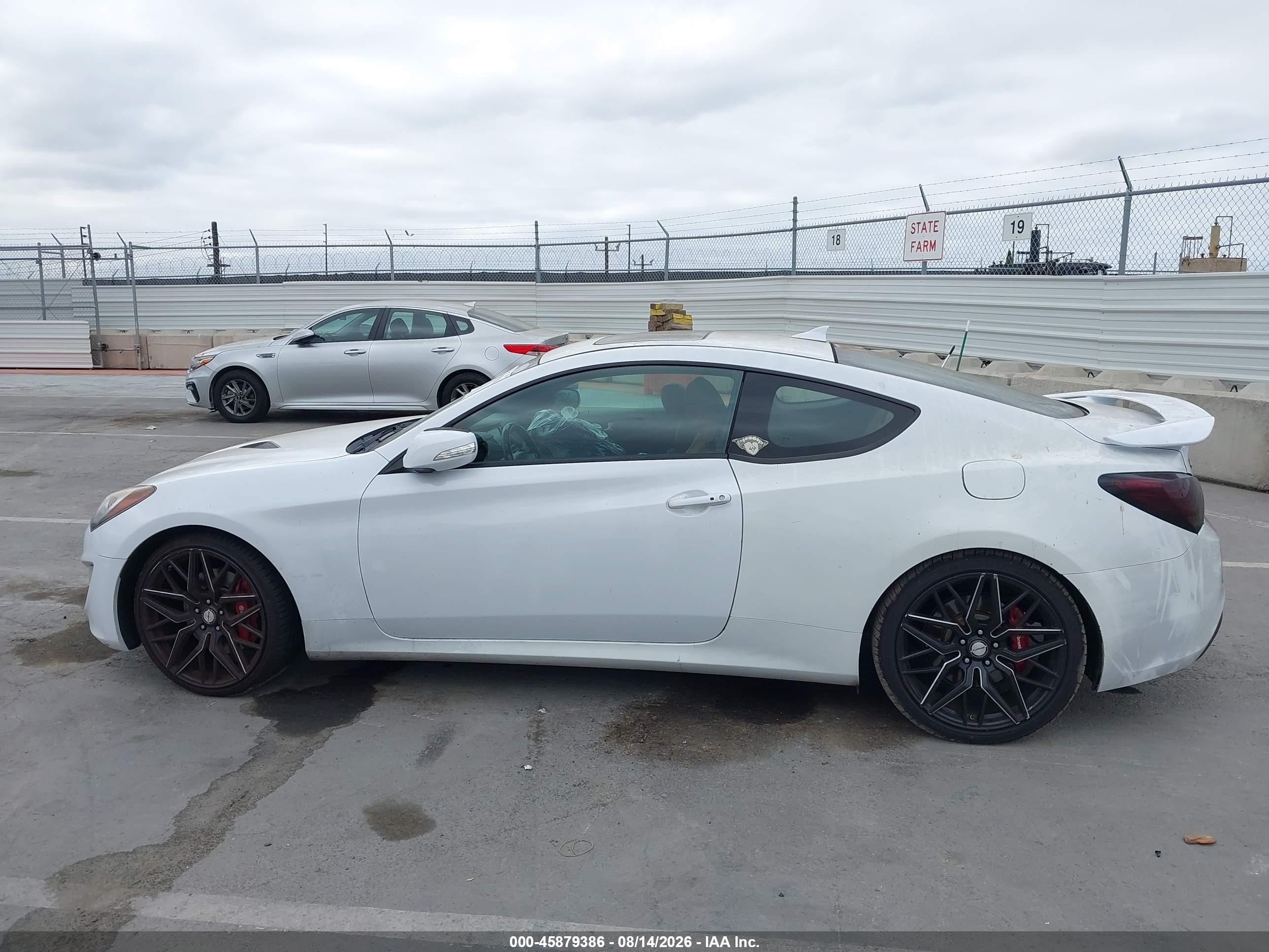 2015 Hyundai Genesis 3.8 Ultimate White vin: KMHHU6KJ6FU127932
