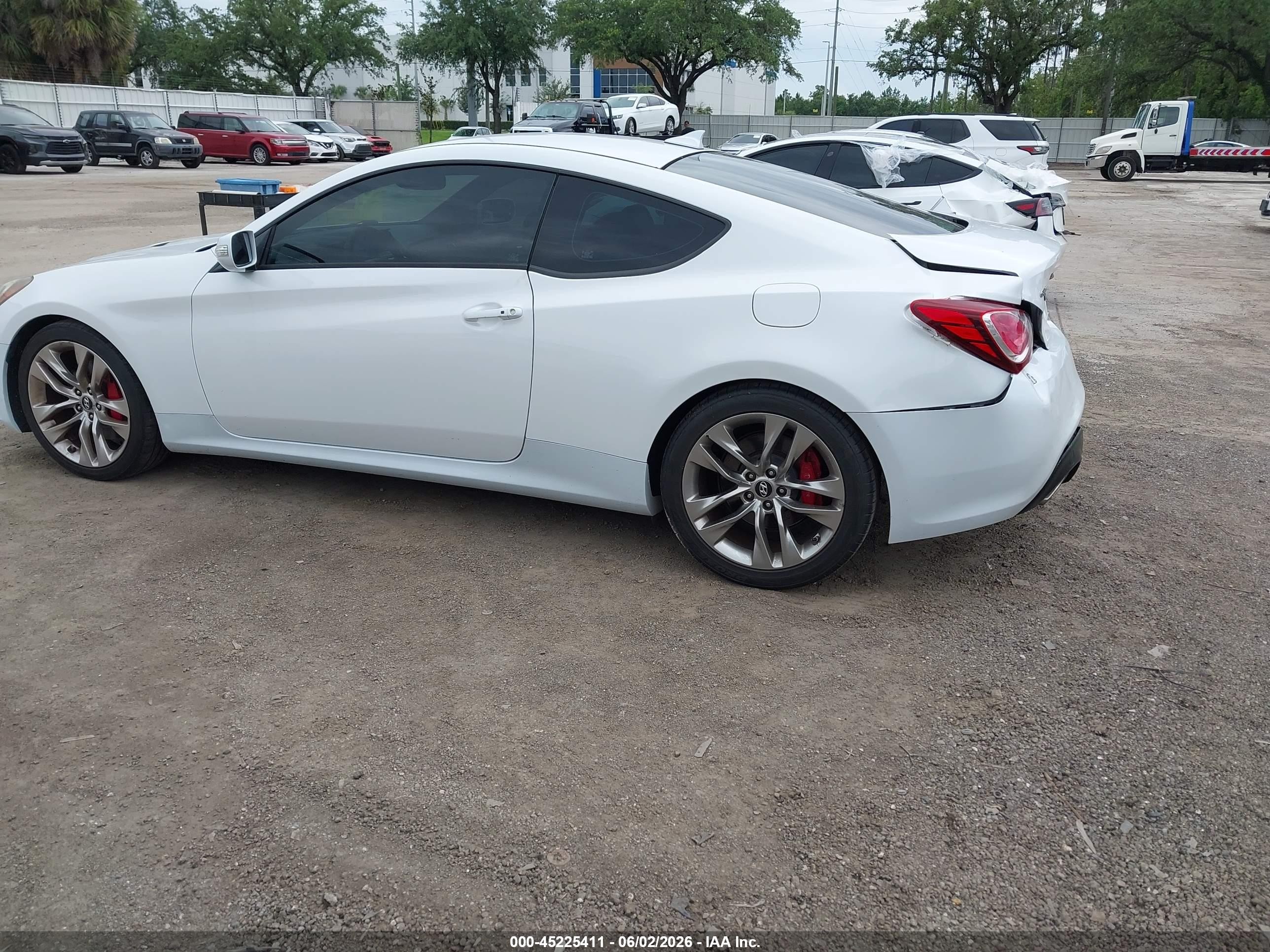 2016 Hyundai Genesis 3.8 R-spec White vin: KMHHU6KJ6GU136678