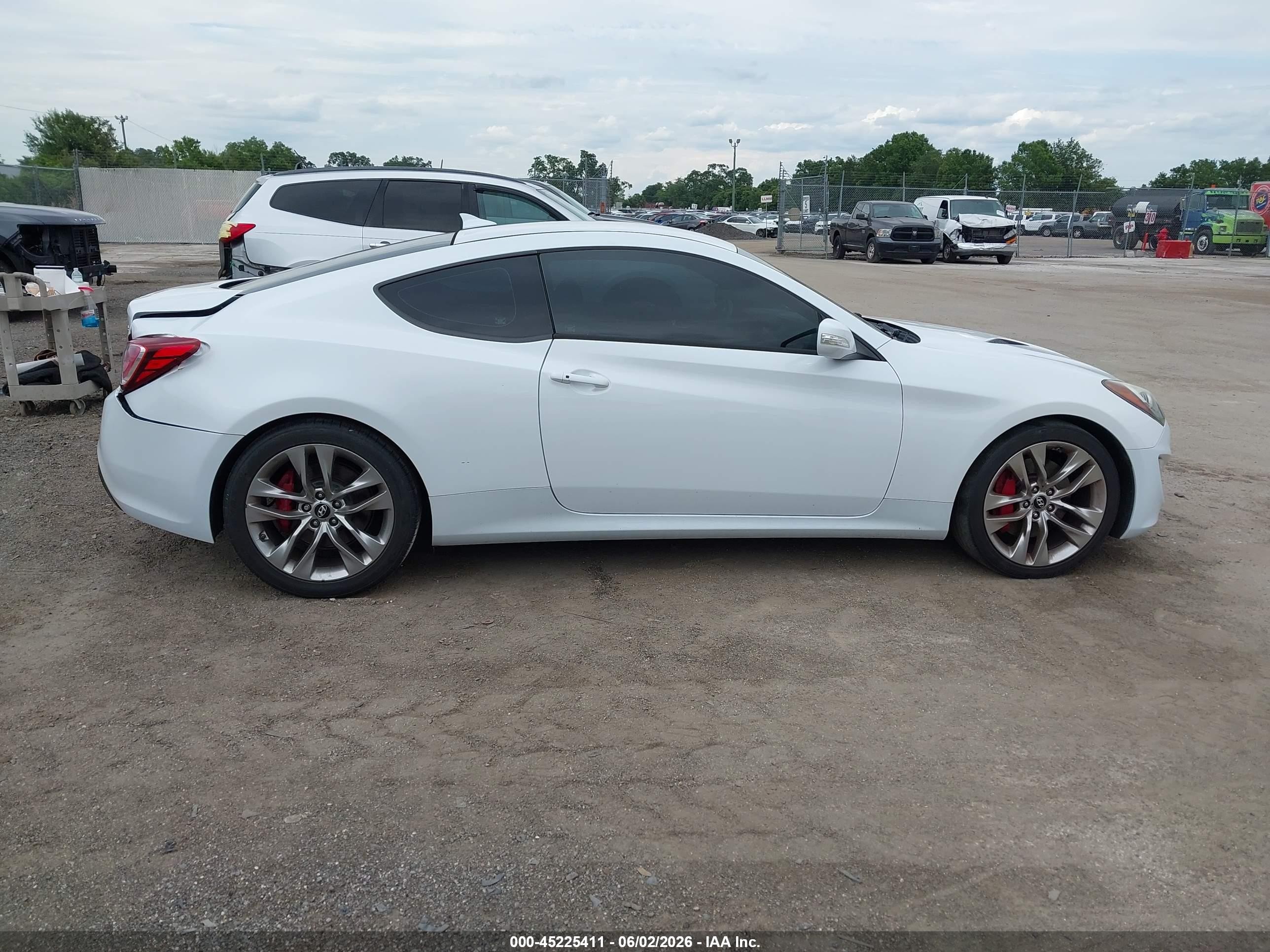 2016 Hyundai Genesis 3.8 R-spec White vin: KMHHU6KJ6GU136678