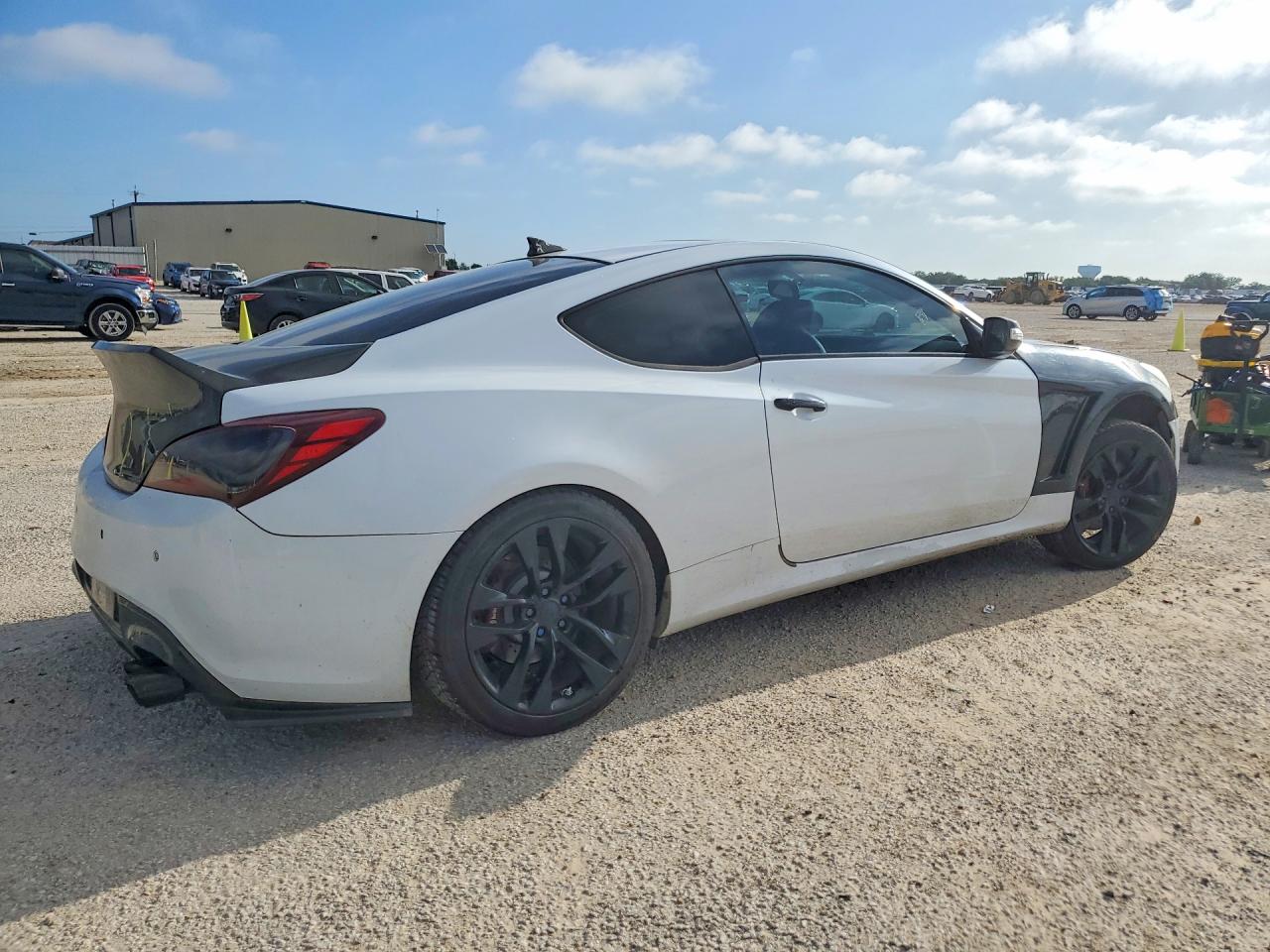 2015 Hyundai Genesis Coupe 3.8 Ultimate White vin: KMHHU6KJ7FU121945