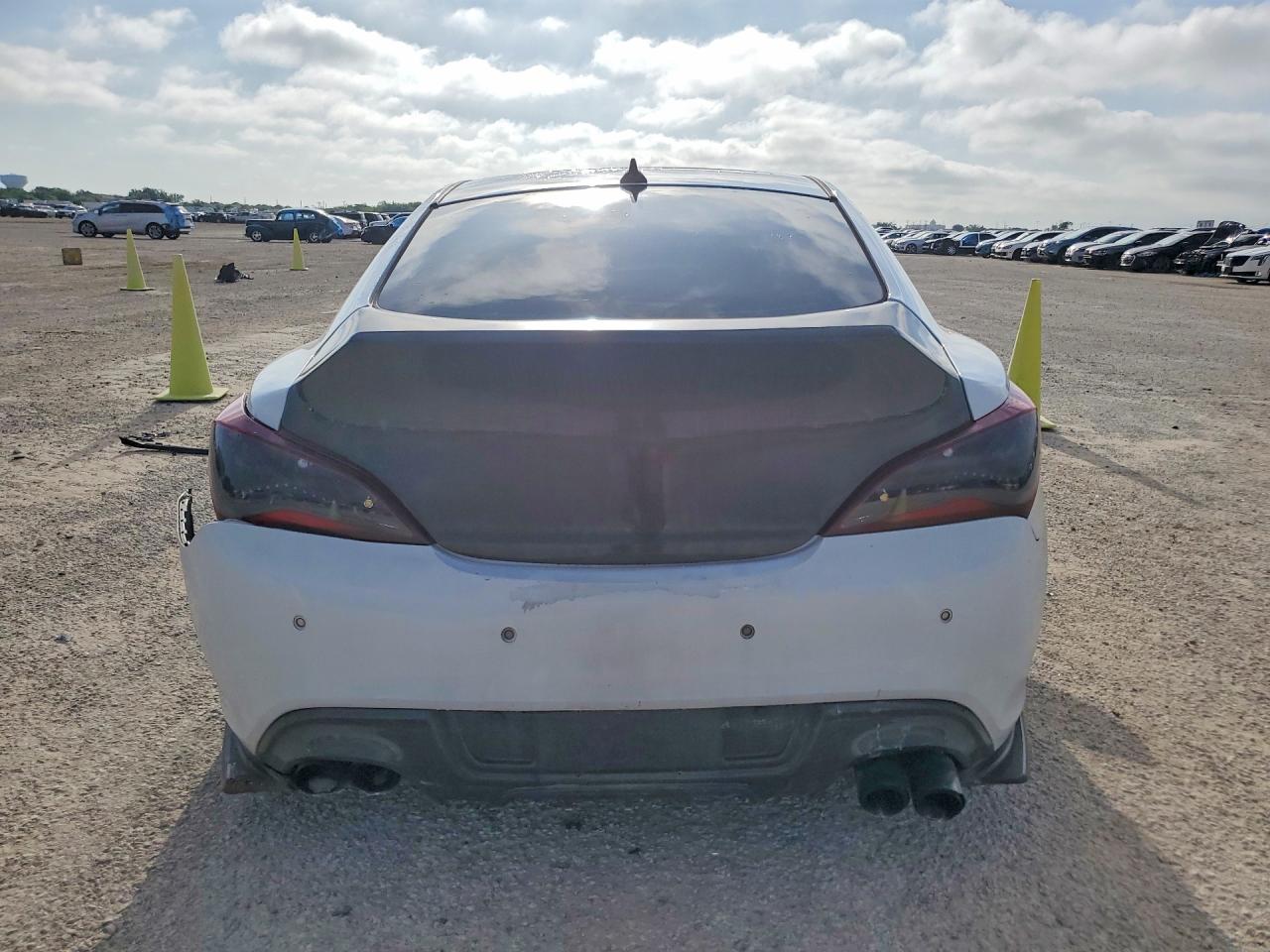 2015 Hyundai Genesis Coupe 3.8 Ultimate White vin: KMHHU6KJ7FU121945