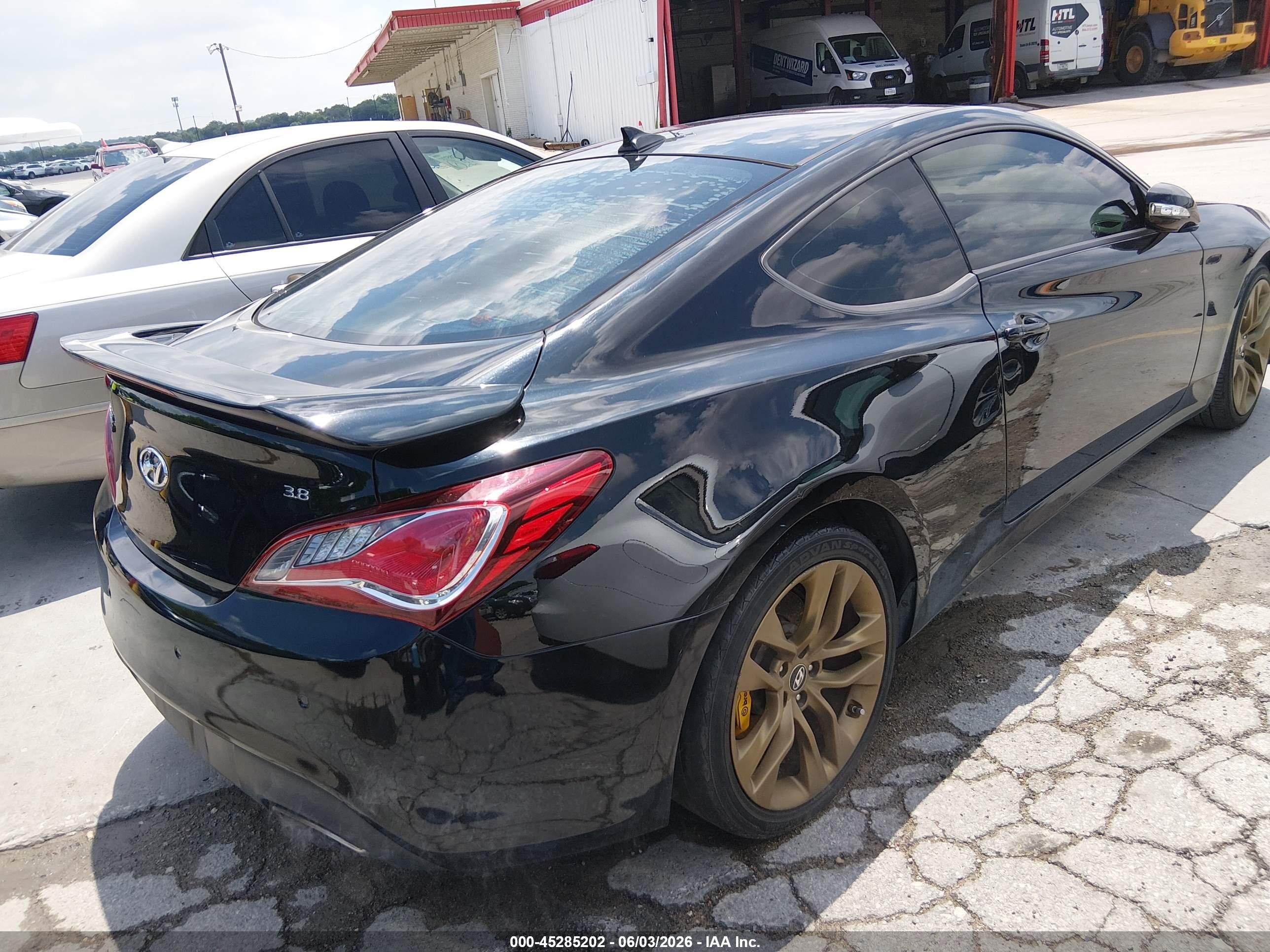 2015 Hyundai Genesis 3.8 Ultimate Black vin: KMHHU6KJ7FU125476