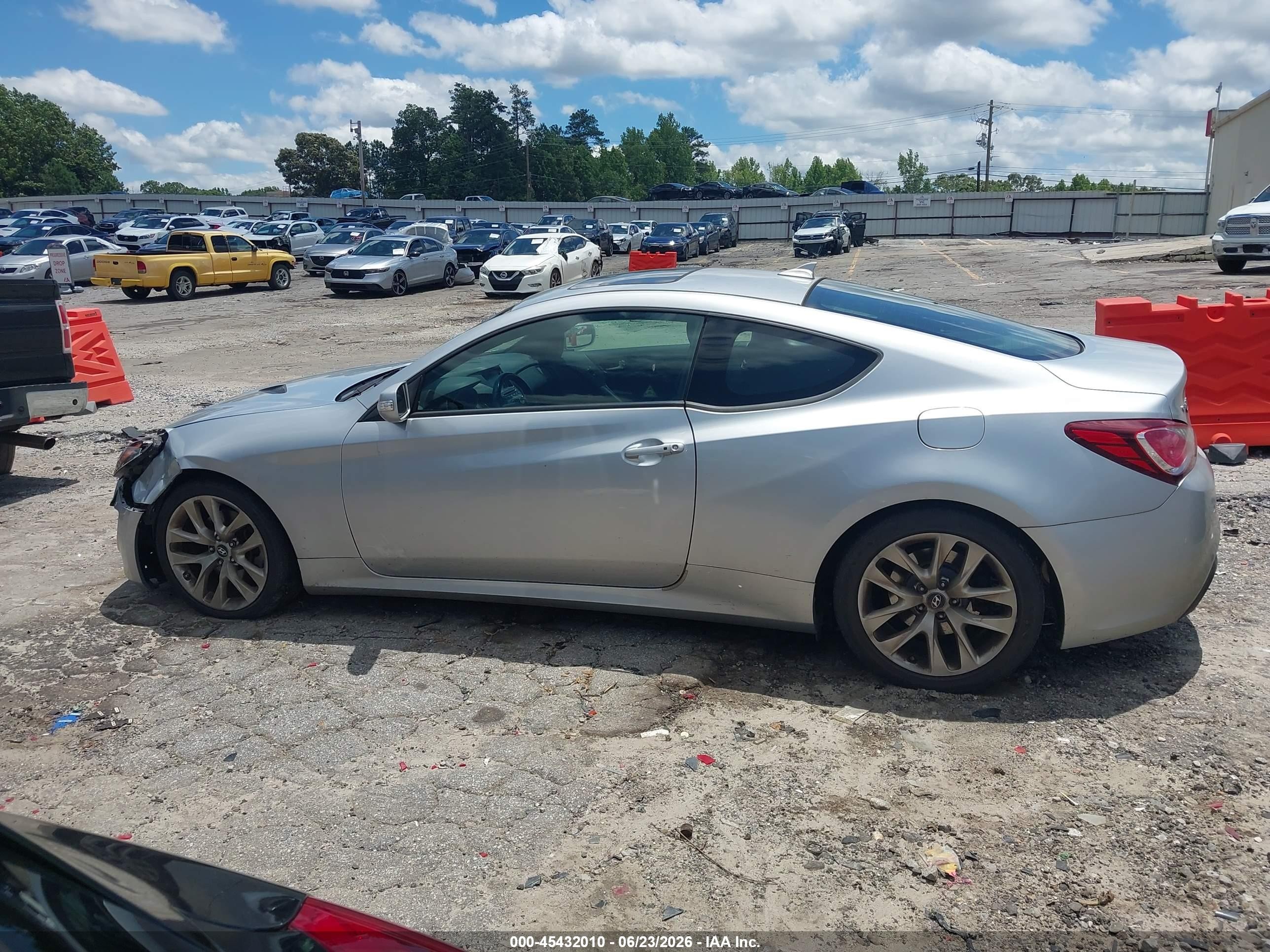2013 Hyundai Genesis 3.8 Grand Touring Silver vin: KMHHU6KJ8DU086149