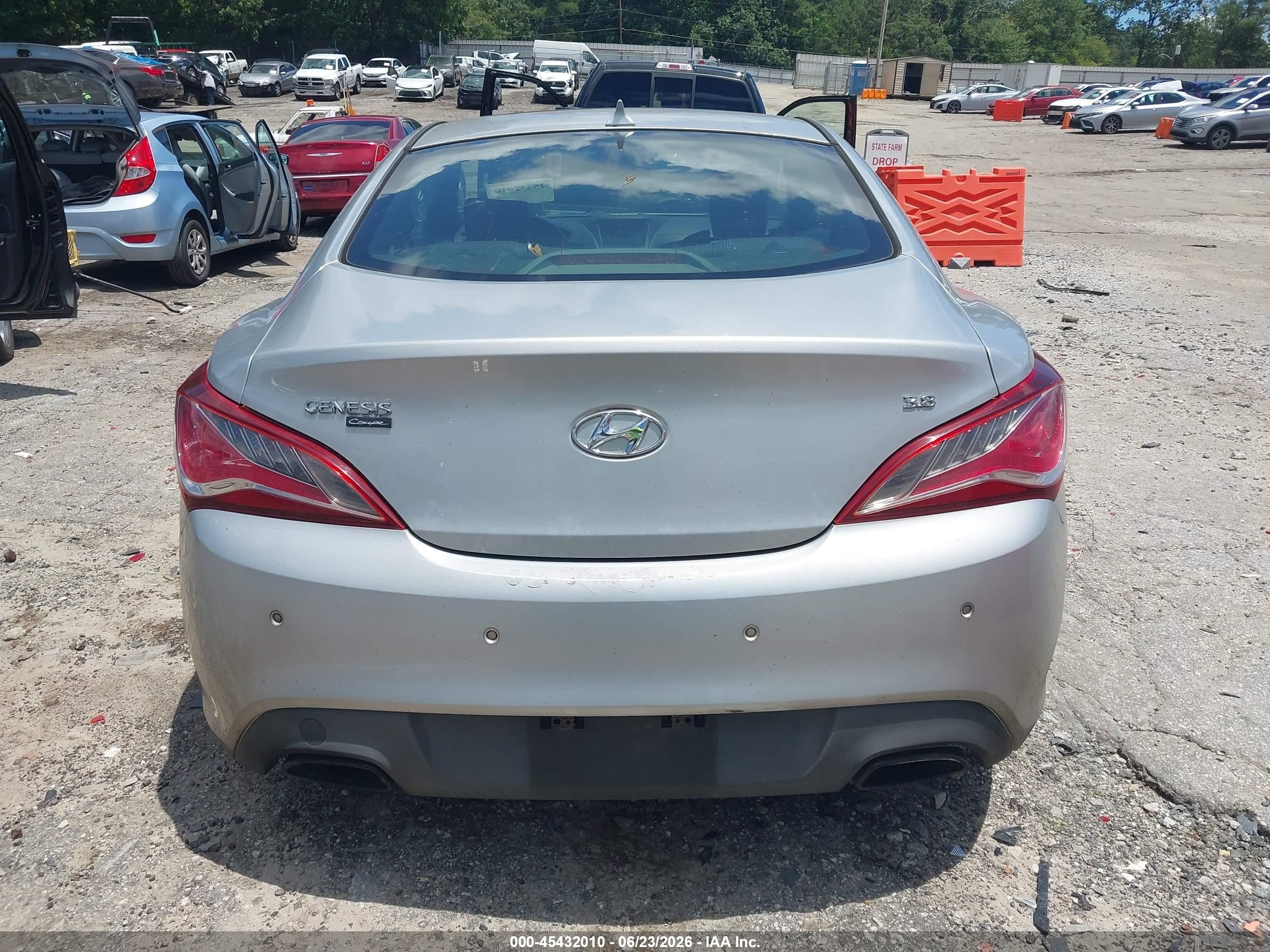 2013 Hyundai Genesis 3.8 Grand Touring Silver vin: KMHHU6KJ8DU086149