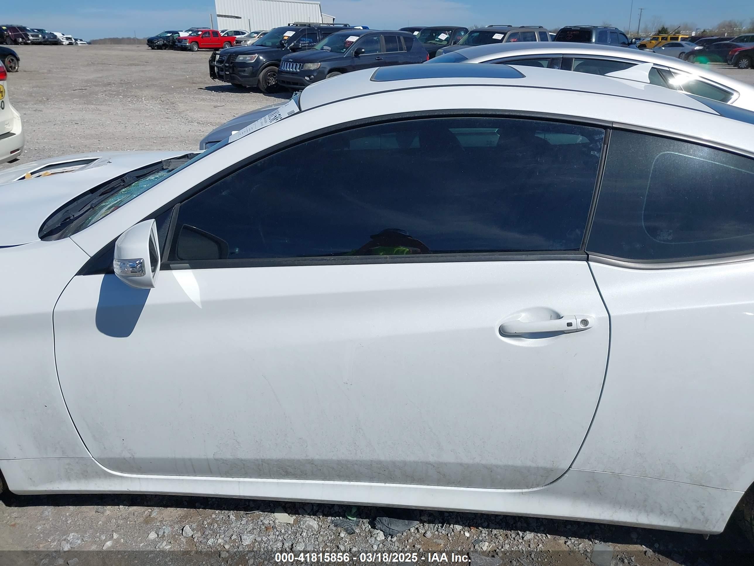 2015 Hyundai Genesis 3.8 Ultimate White vin: KMHHU6KJ8FU130878