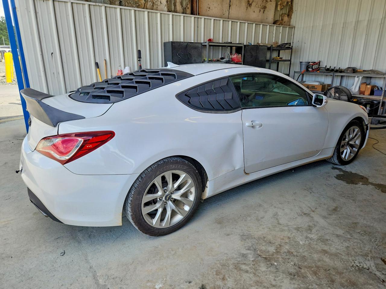 2015 Hyundai Genesis Coupe 3.8 White vin: KMHHU6KJ9FU122272
