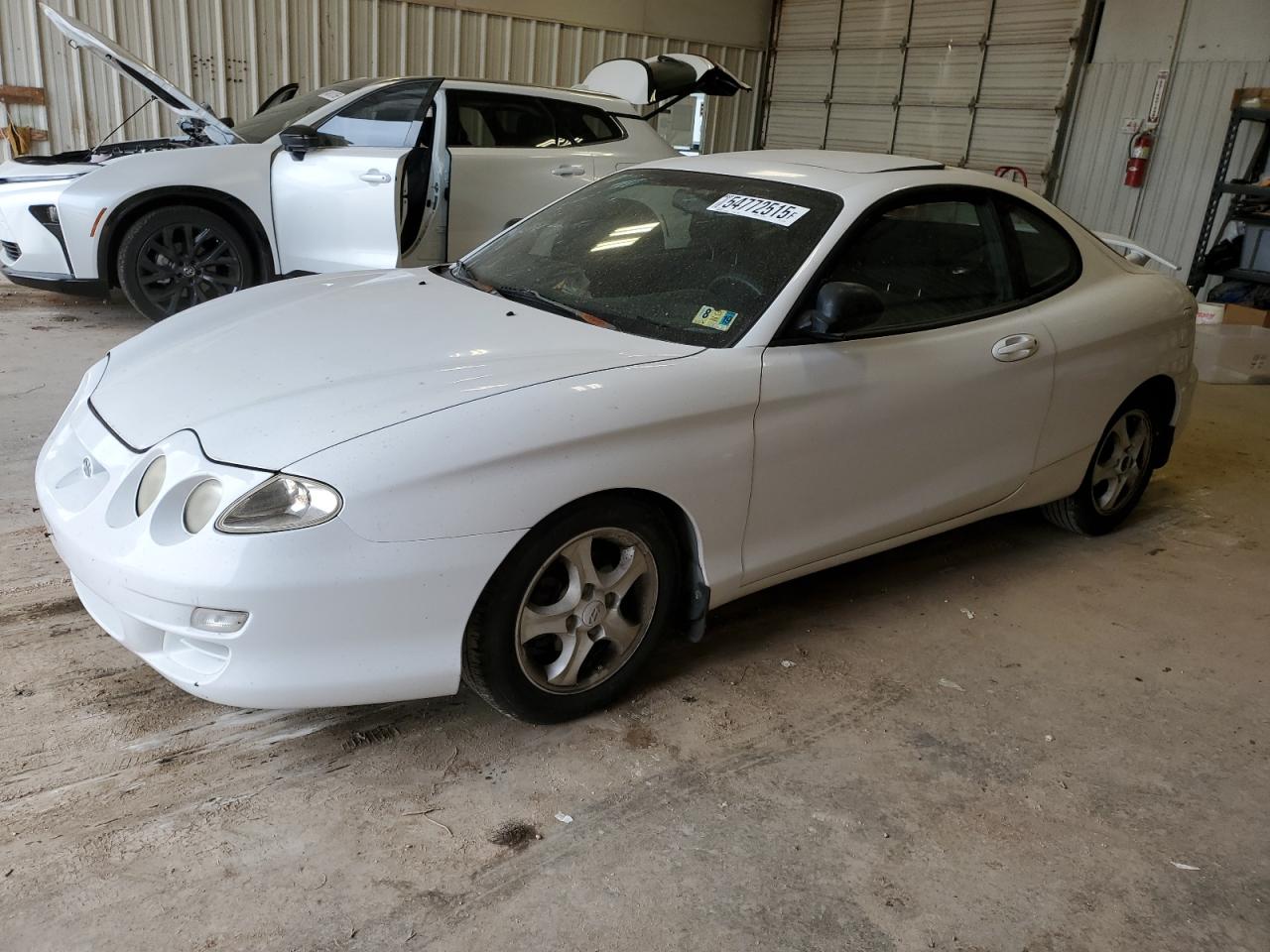 2000 Hyundai Tiburon  White vin: KMHJG25F1YU217419