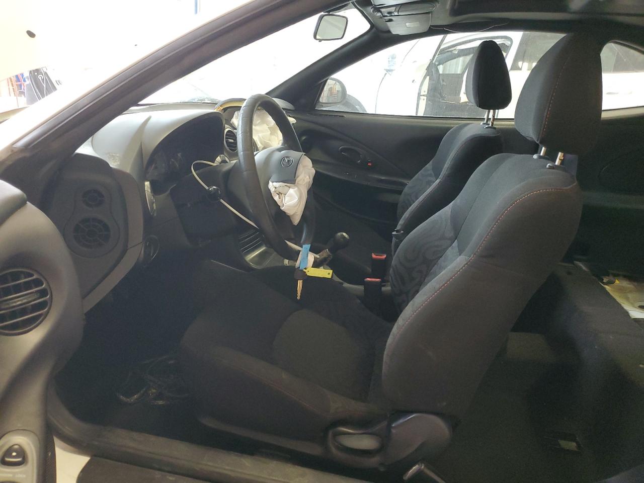 2000 Hyundai Tiburon  White vin: KMHJG25F1YU217419