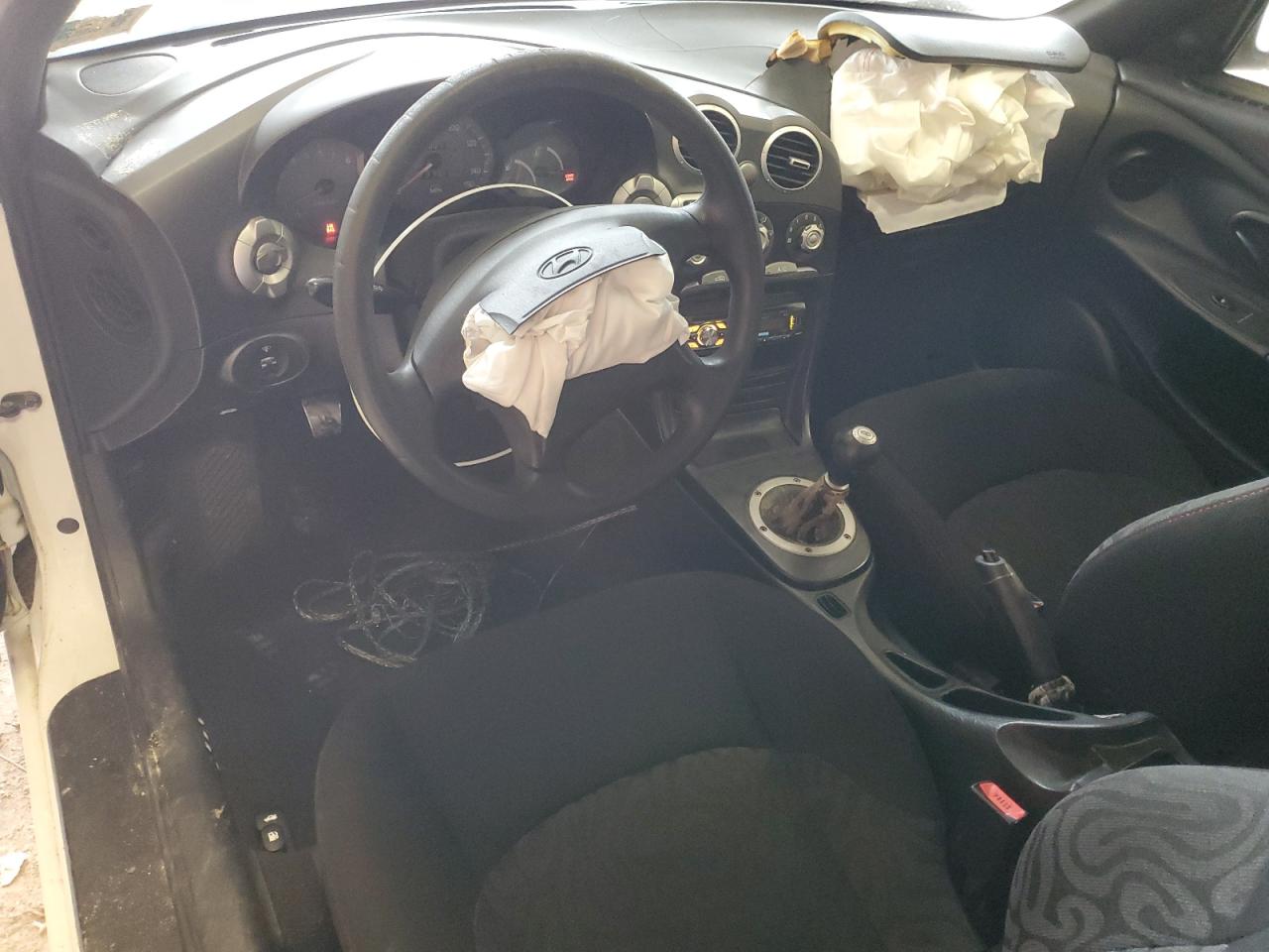2000 Hyundai Tiburon  White vin: KMHJG25F1YU217419
