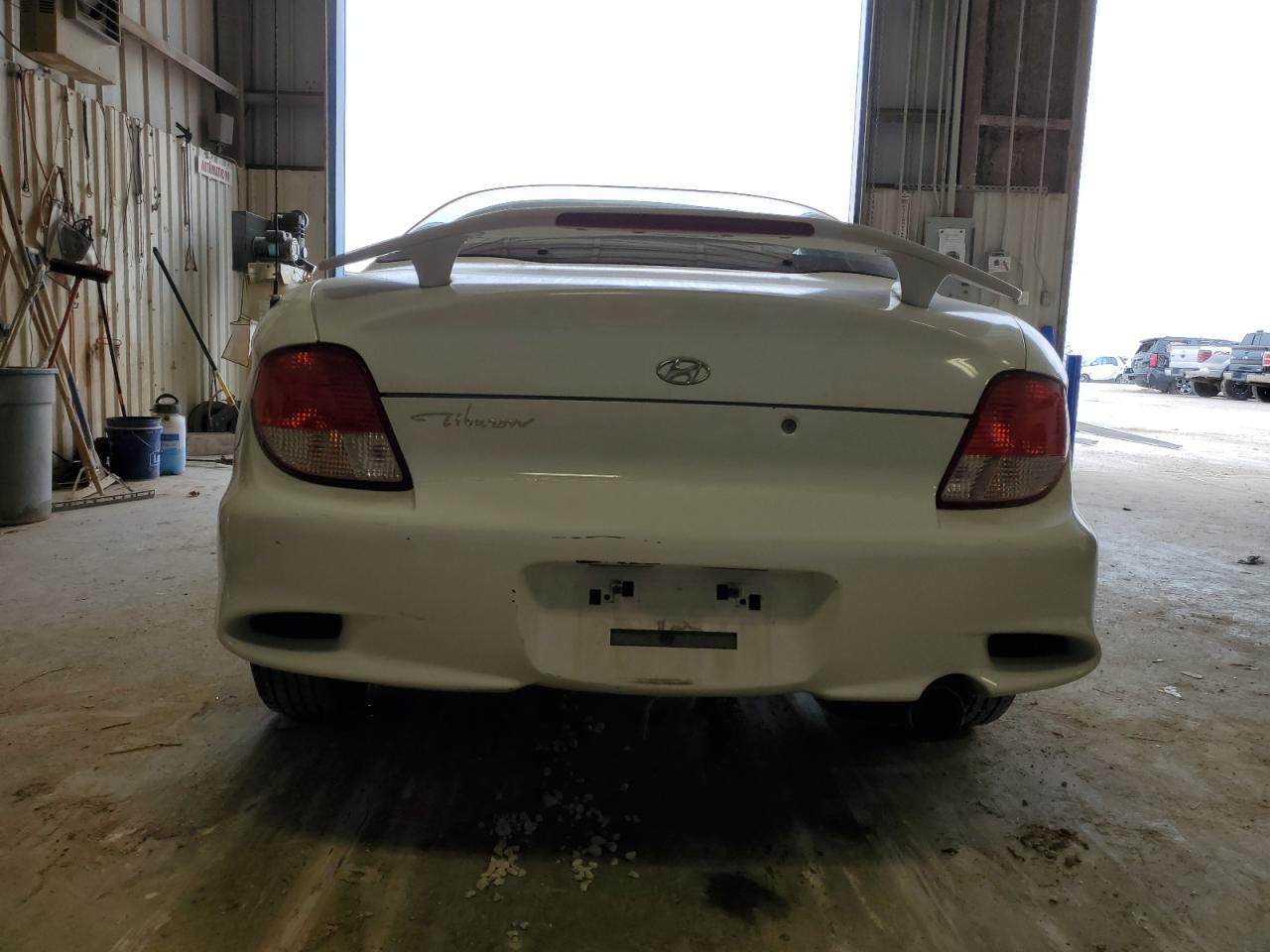 2000 Hyundai Tiburon  White vin: KMHJG25F1YU217419