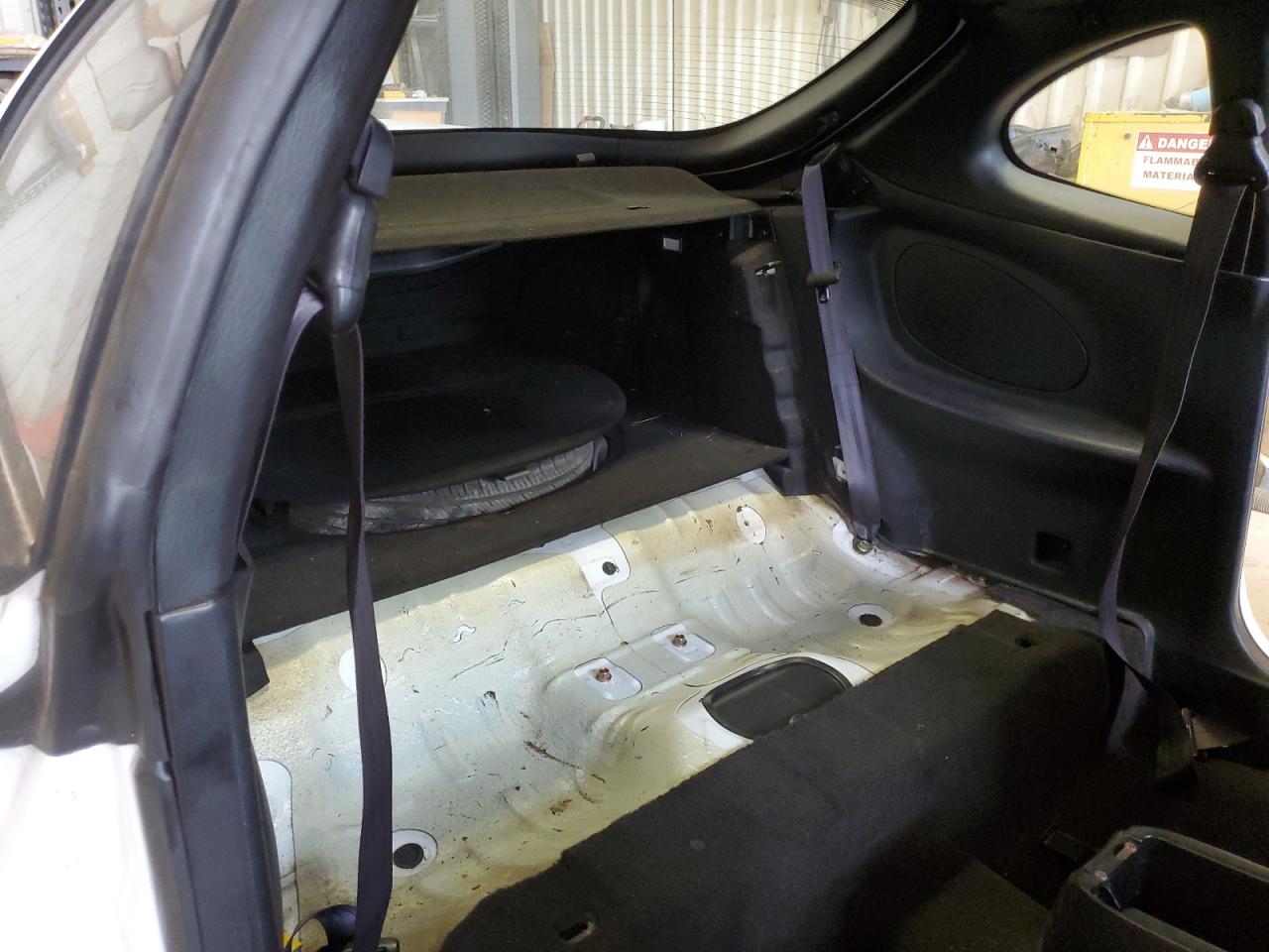 2000 Hyundai Tiburon  White vin: KMHJG25F1YU217419