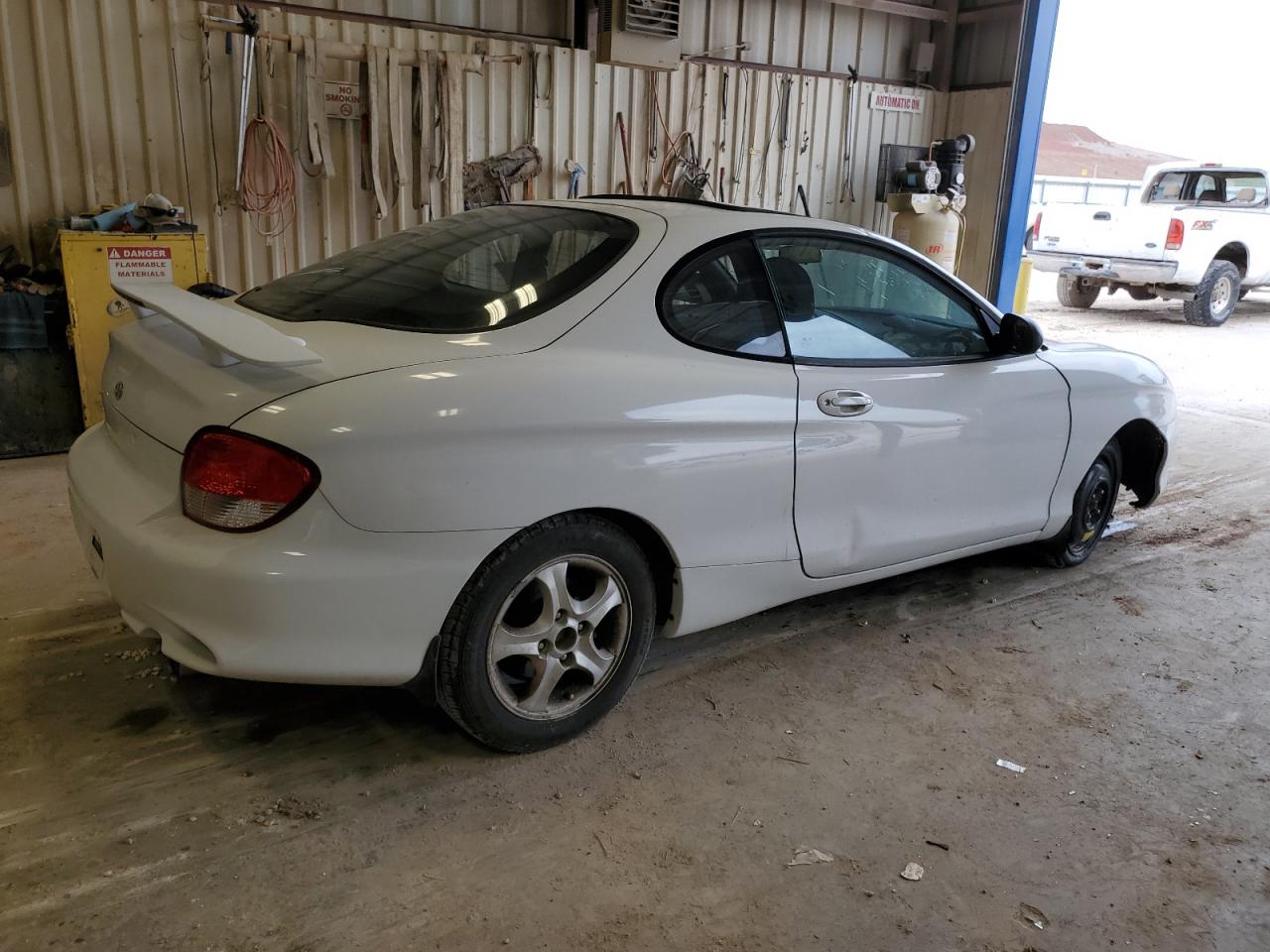 2000 Hyundai Tiburon  White vin: KMHJG25F1YU217419